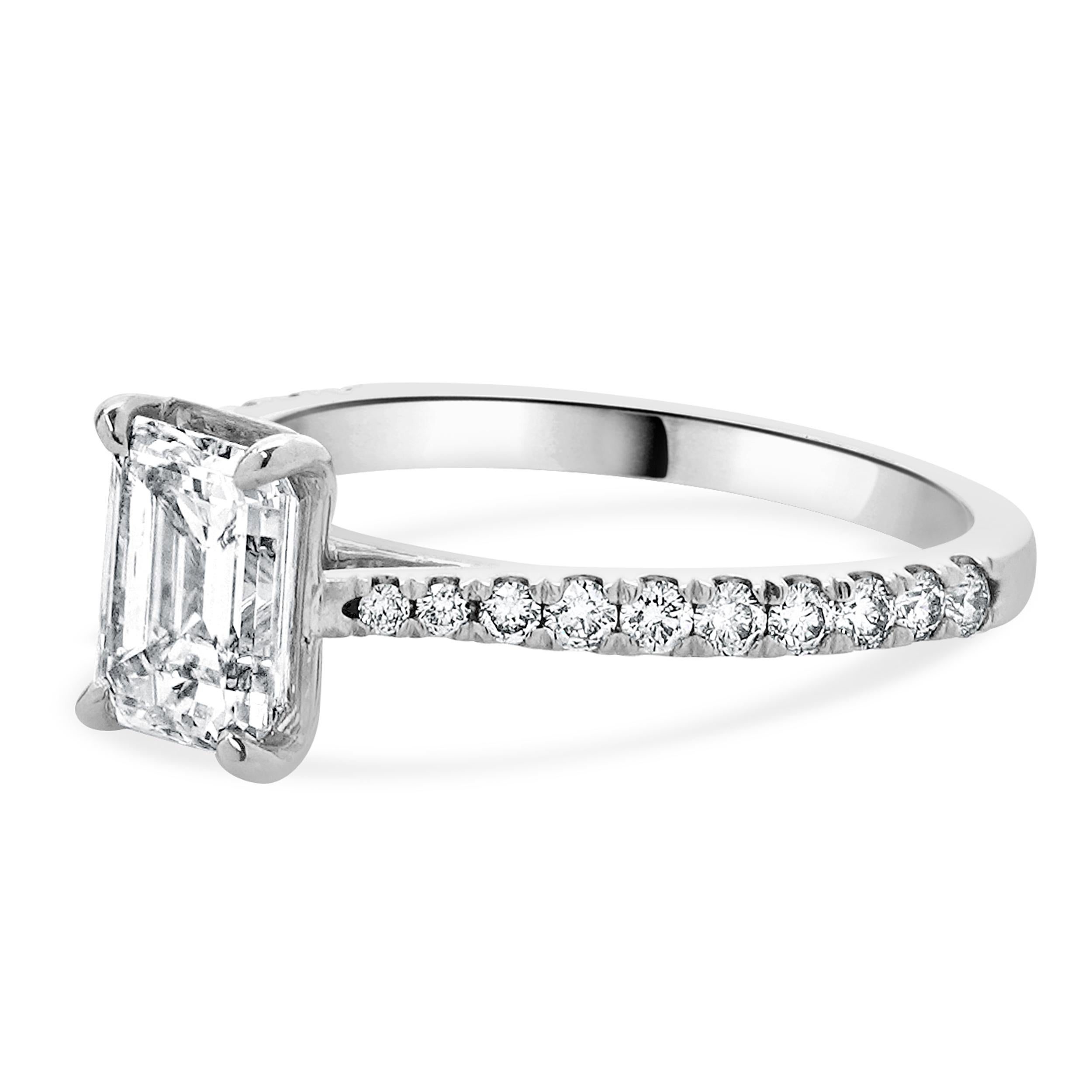 Material: oro blanco de 14 quilates
Diamante central: 1 talla esmeralda = 1,51ct
Color: J
Claridad: SI1
GIA: 1258425603
Diamantes: 20 talla redonda = 0,25ctw
Color: G
Claridad: SI1
Tamaño del anillo: 6 (por favor, espere hasta 2 días hábiles