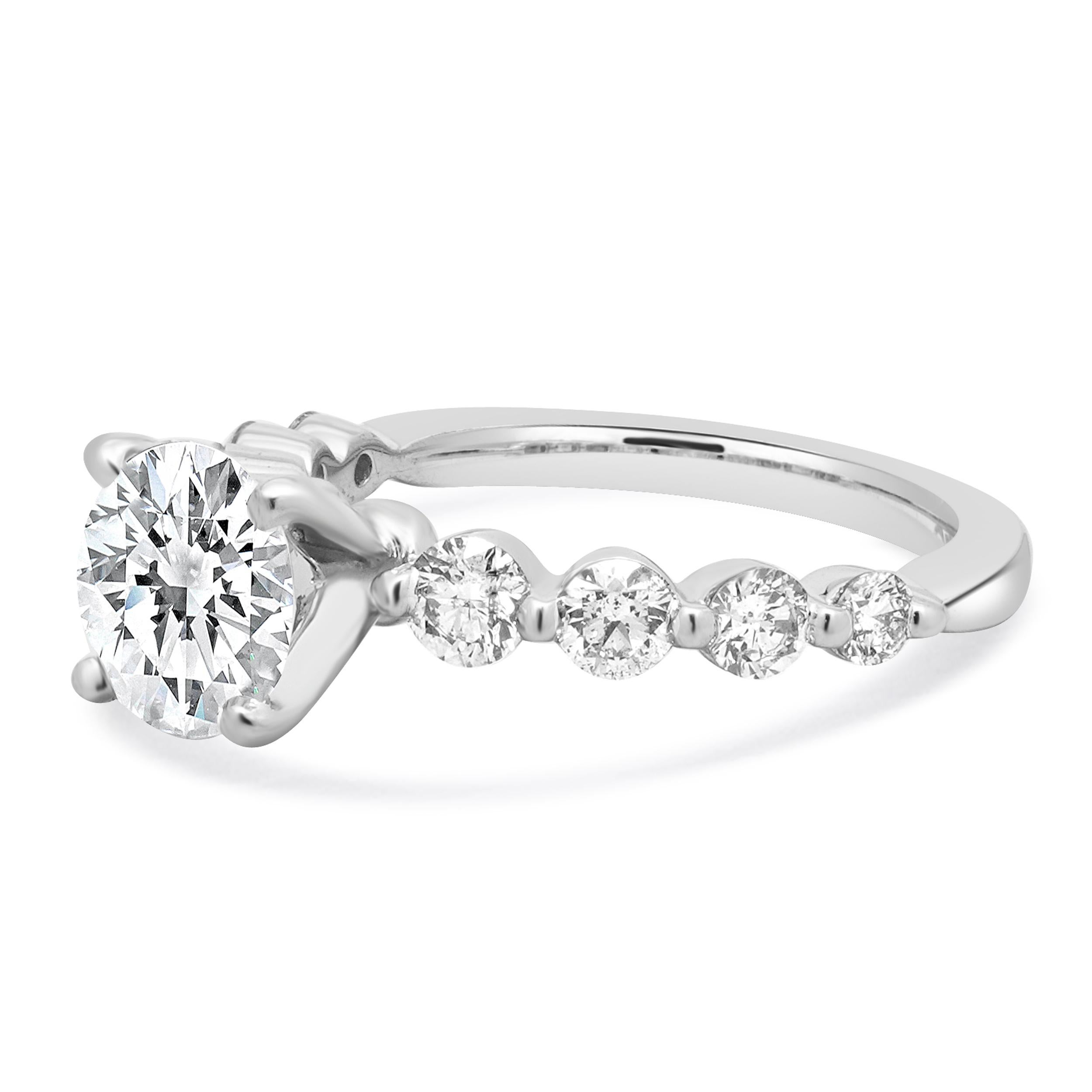 Matériau : Or blanc 14K
Diamant central : 1 diamant rond de taille brillant = 1,57ct
Couleur : E
Clarté : SI1
GIA : 10432368
Diamants : 8 diamants ronds de taille brillant = .80cttw
Couleur : H
Clarté : SI1
Taille de l'anneau : 7 (veuillez prévoir
