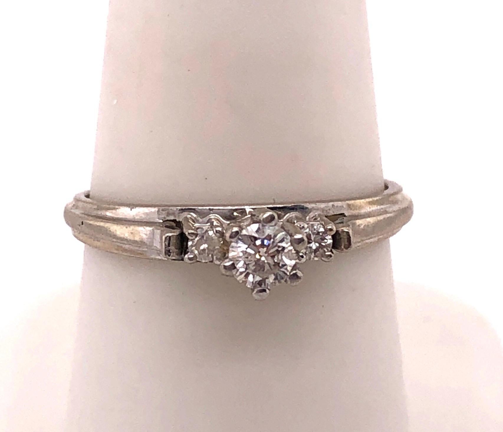 Anillo de compromiso de diamantes en oro blanco de 14 quilates Corte redondo en venta