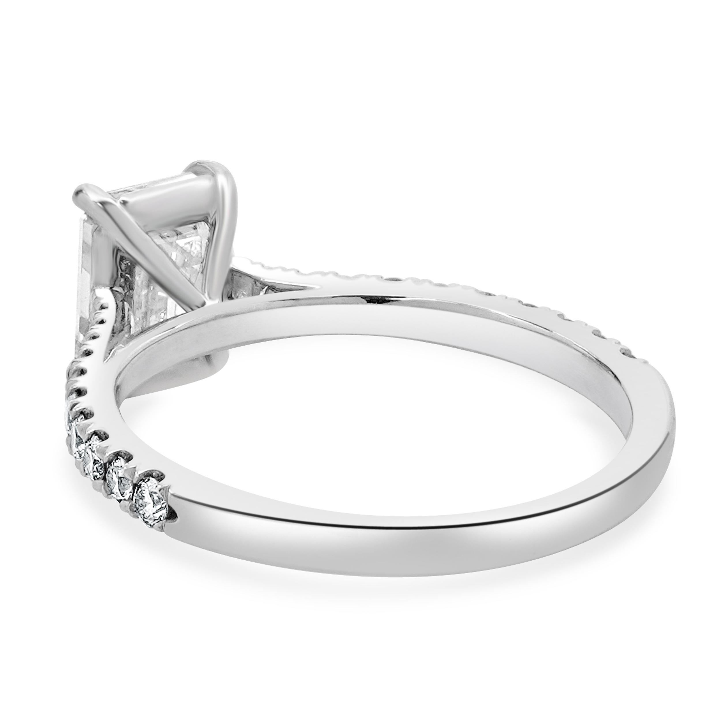 Anillo de compromiso de diamantes en oro blanco de 14 quilates Corte esmeralda en venta