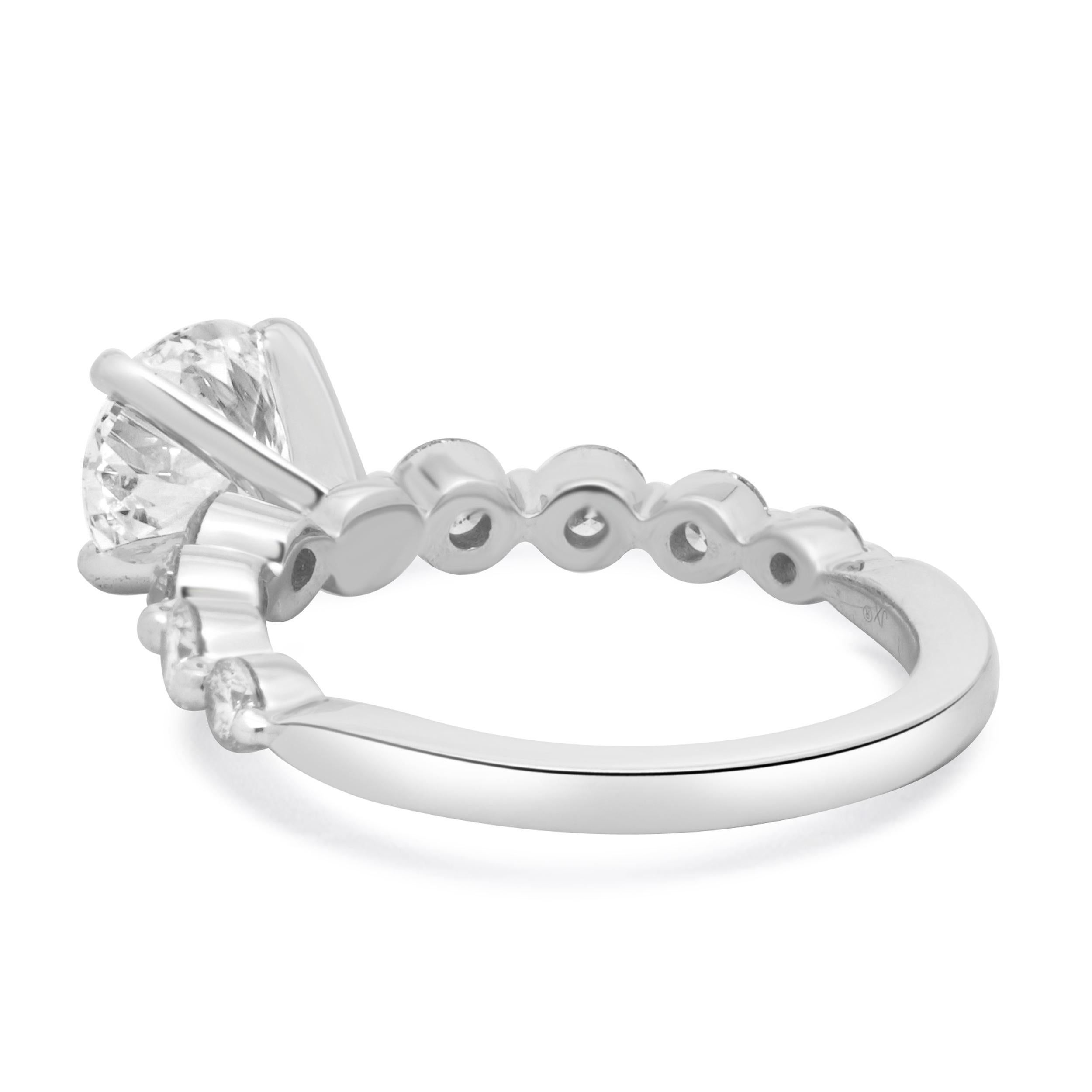 Taille ronde Bague de fiançailles en or blanc 14 carats et diamants en vente