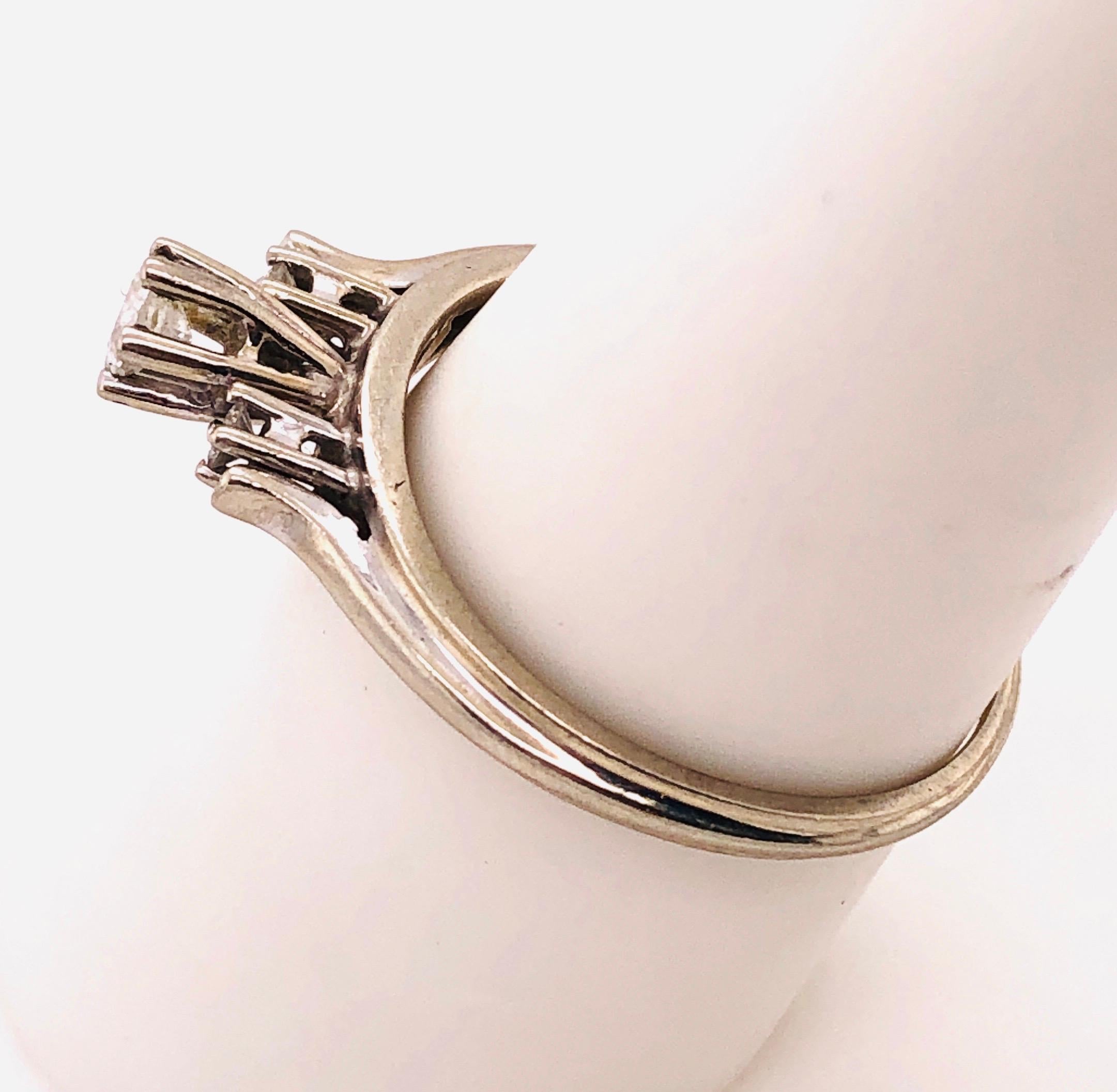 Anillo de compromiso de diamantes en oro blanco de 14 quilates en venta 1