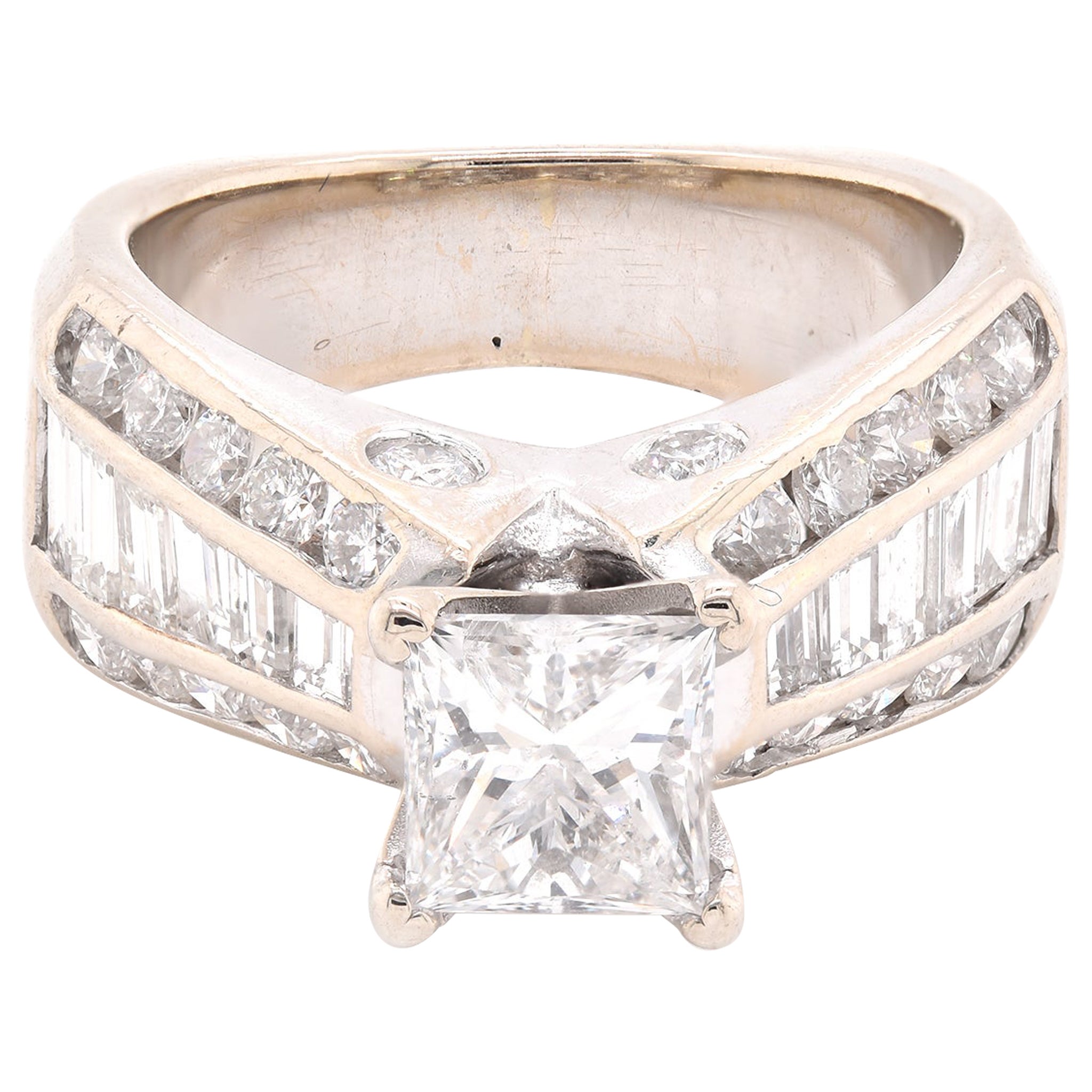 Anillo de compromiso de diamantes en oro blanco de 14 quilates
