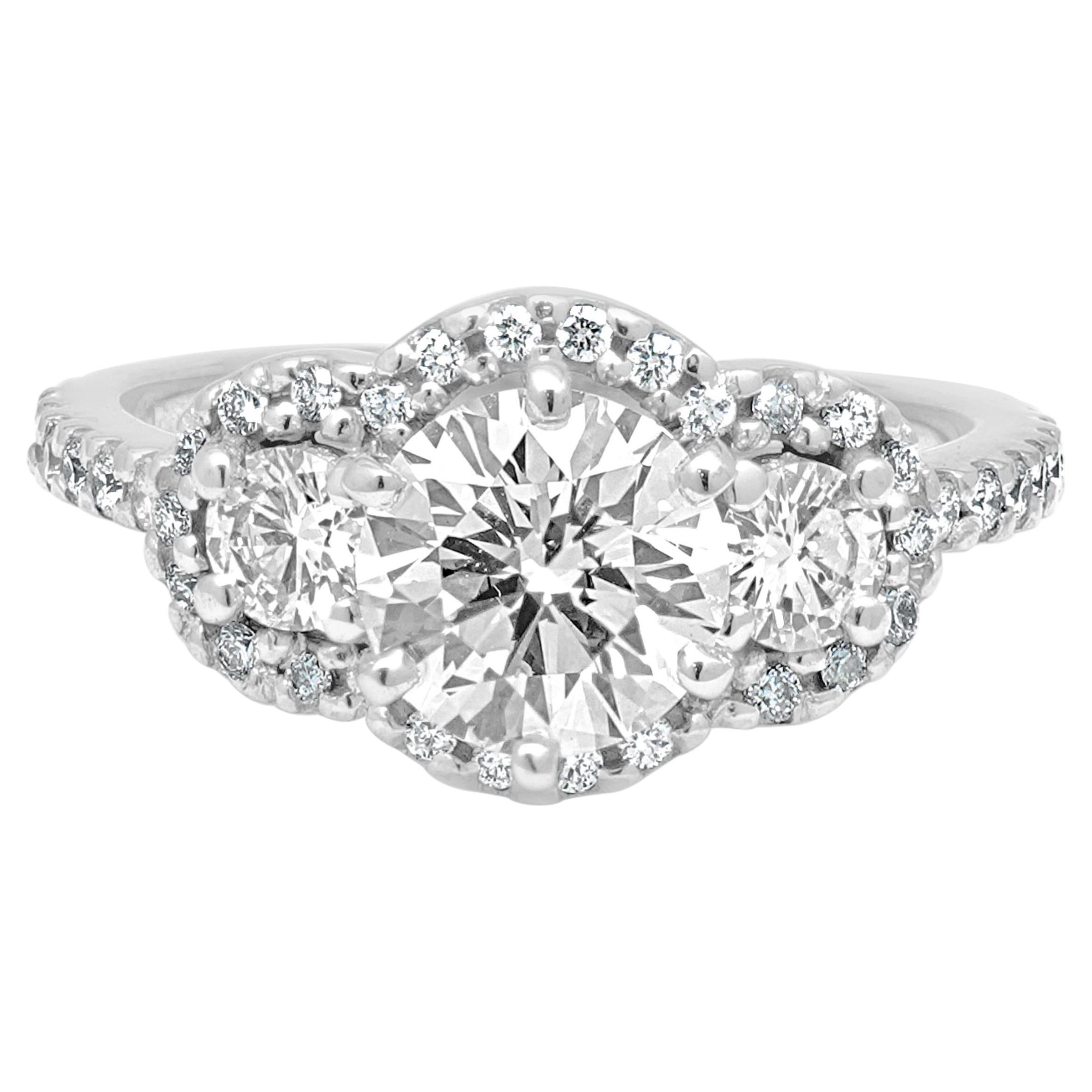 Verlobungsring aus 14 Karat Weißgold mit Diamanten