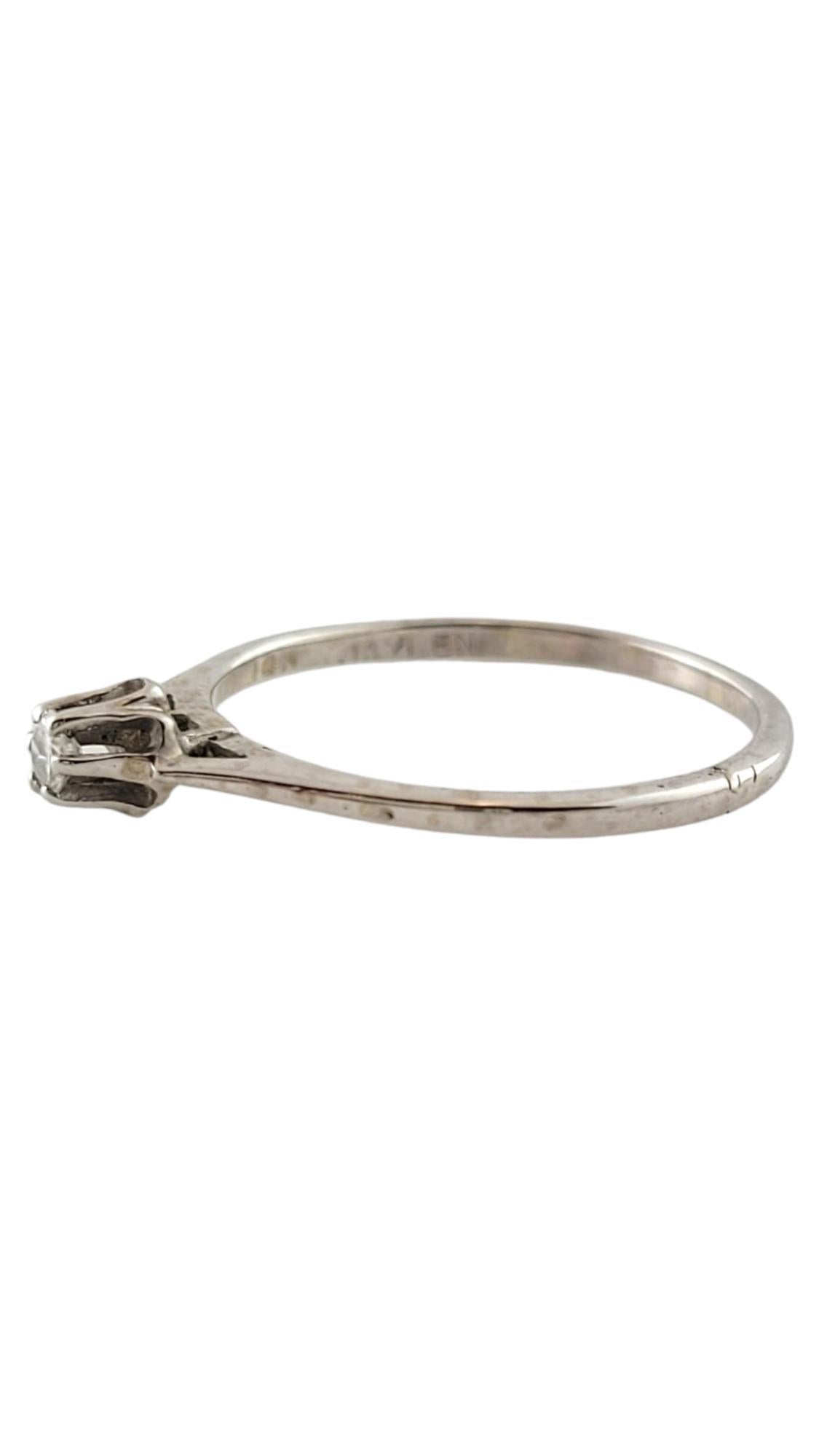 Cette élégante bague présente un diamant rond de taille brillant serti dans de l'or blanc 14K classique.  Tige :  1 mm.

Poids total approximatif des diamants :  .05 ct.

Couleur du diamant :  I

Clarté du diamant :  VS2

Taille de l'anneau : 