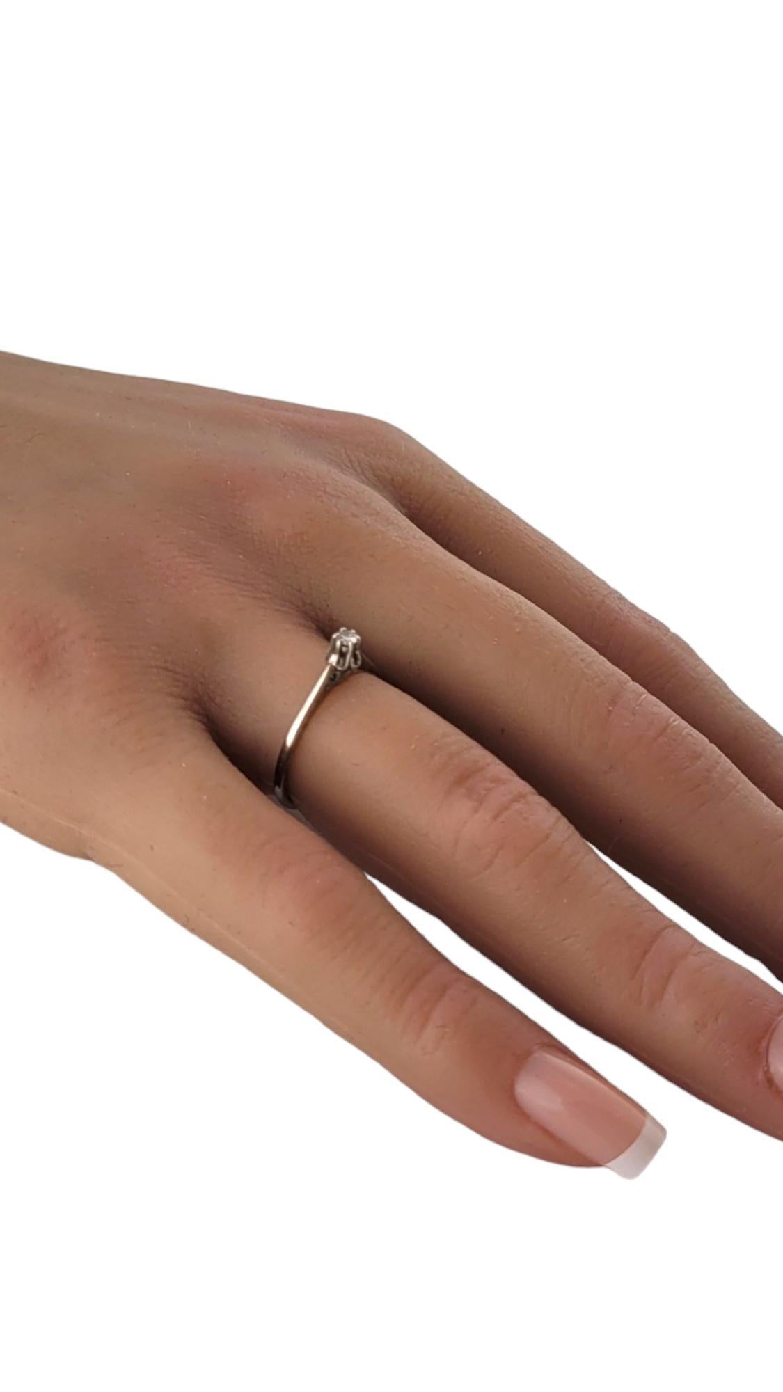 Bague de fiançailles en or blanc 14 carats avec diamant taille 5,75 n°17838 en vente 2
