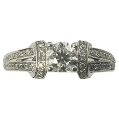 Anillo de compromiso de diamantes en oro blanco de 14 quilates