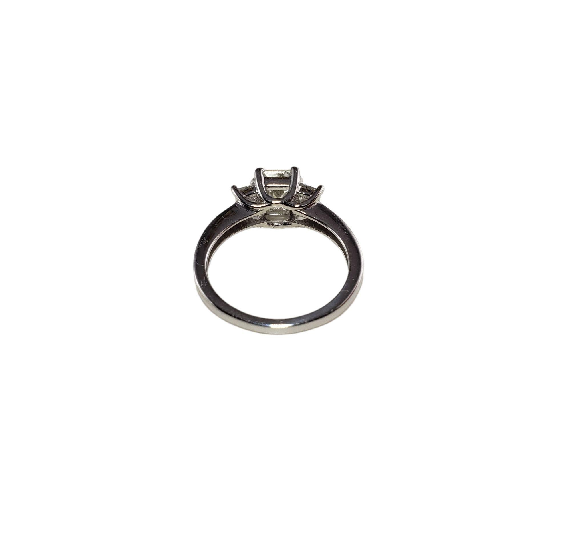 Vintage 14 Karat White Gold Diamond Engagement Ring Size 6.5 JAGi Certified-

This sparkling 