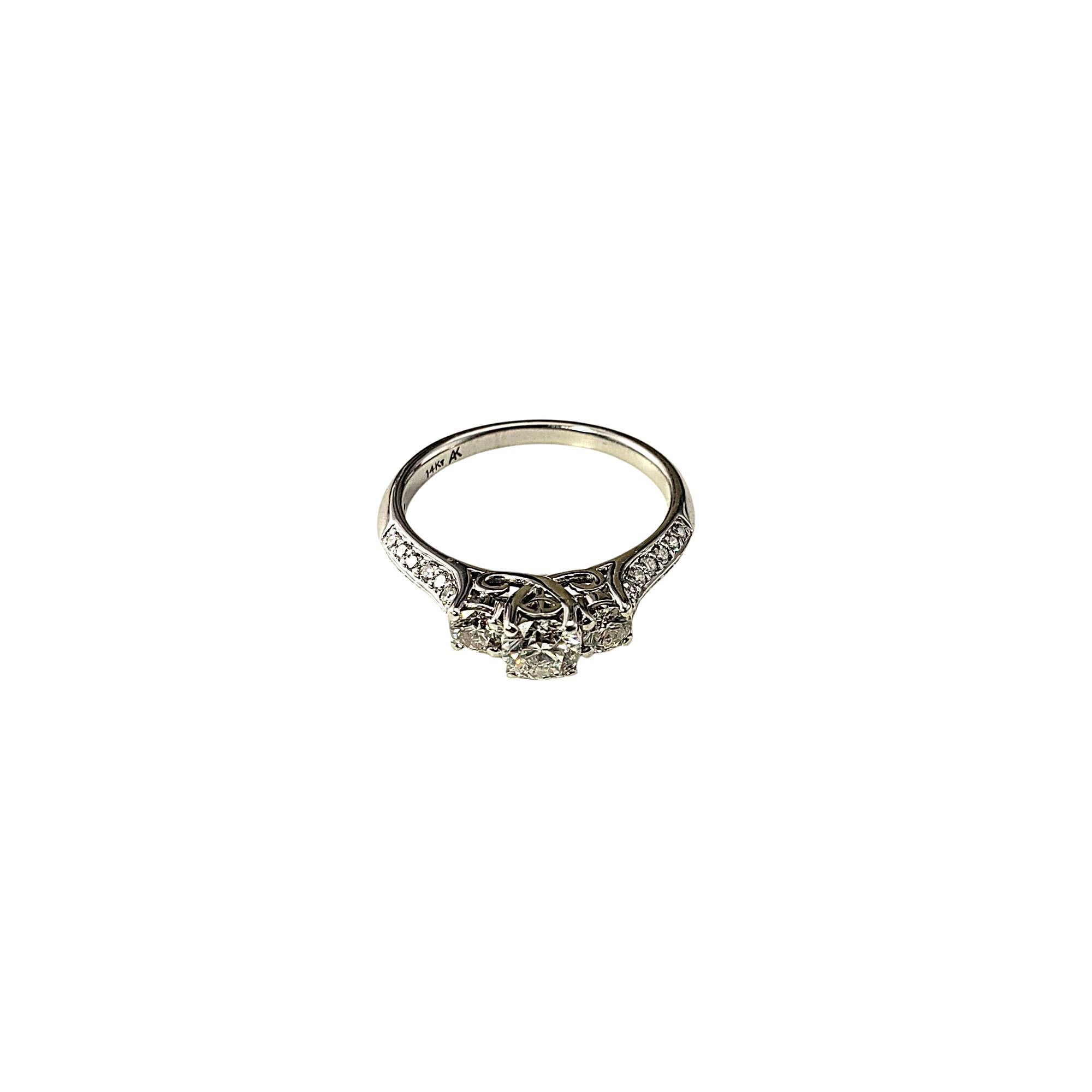 Bague de fiançailles en or blanc 14 carats diamant taille 7

Cette magnifique bague de fiançailles en or blanc 14 carats est ornée d'un diamant central rond brillant de 0,35 ct. flanqué de deux diamants ronds latéraux (0,12 ct. chacun), offrant un