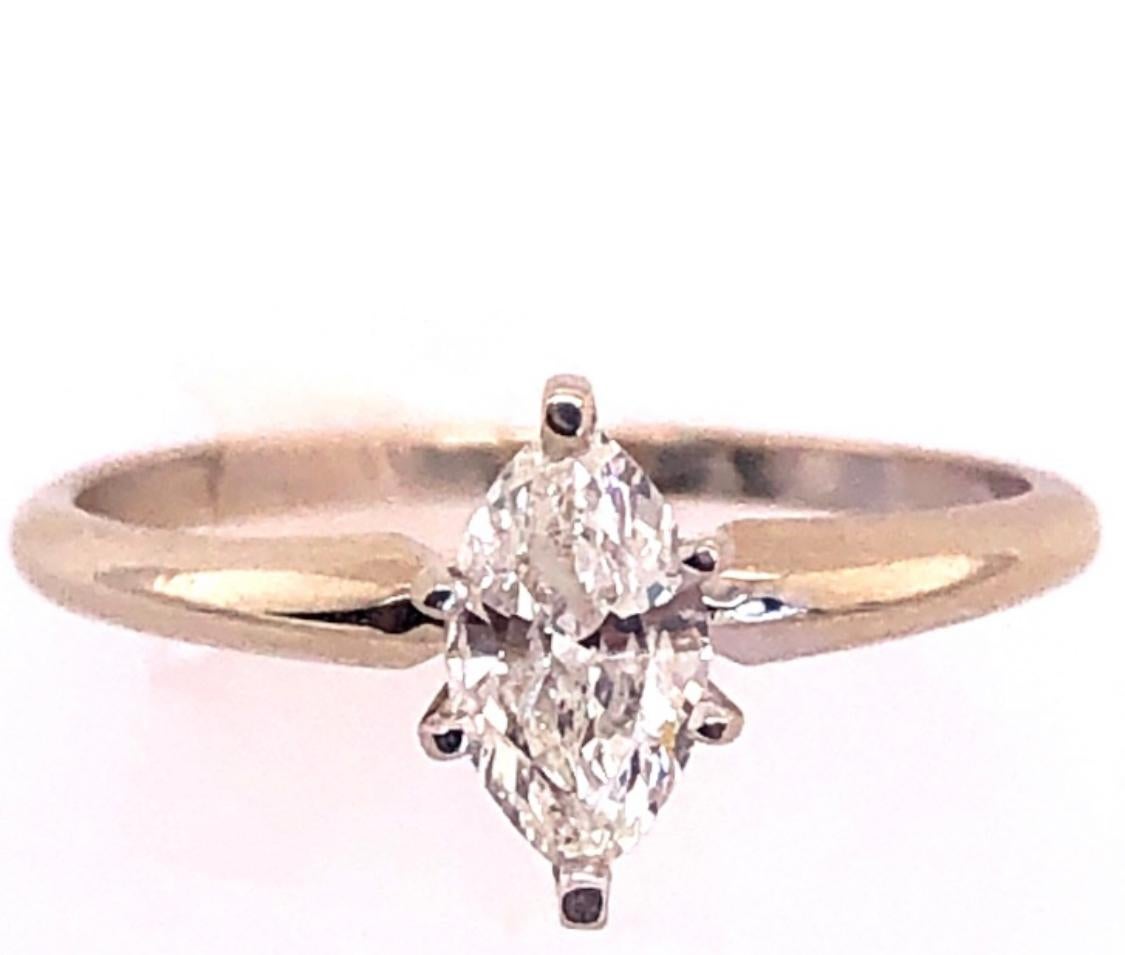 Moderne Bague de fiançailles en or blanc 14 carats et diamants en vente