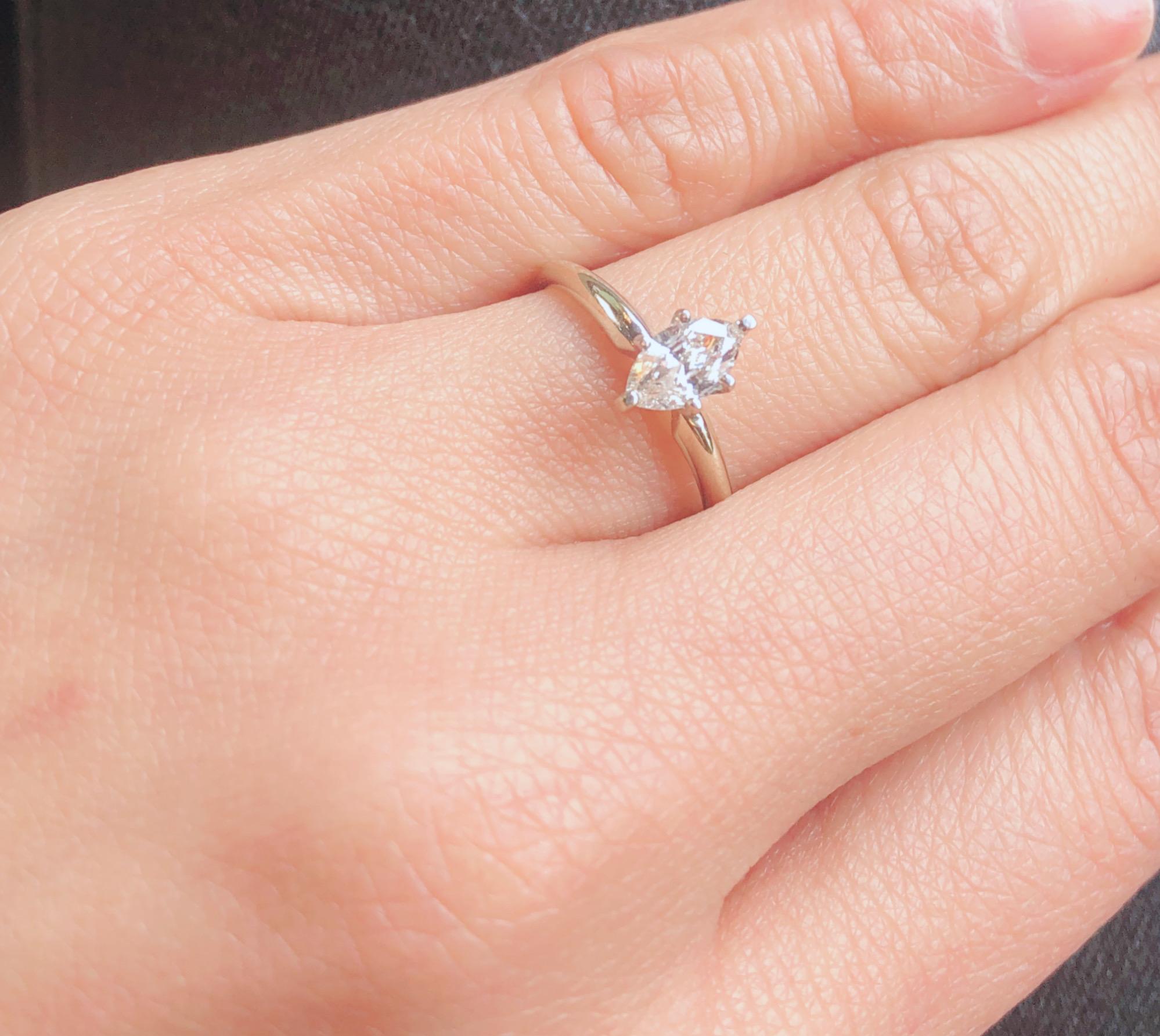 Bague de fiançailles en or blanc 14 carats et diamants Excellent état - En vente à Manhasset, NY
