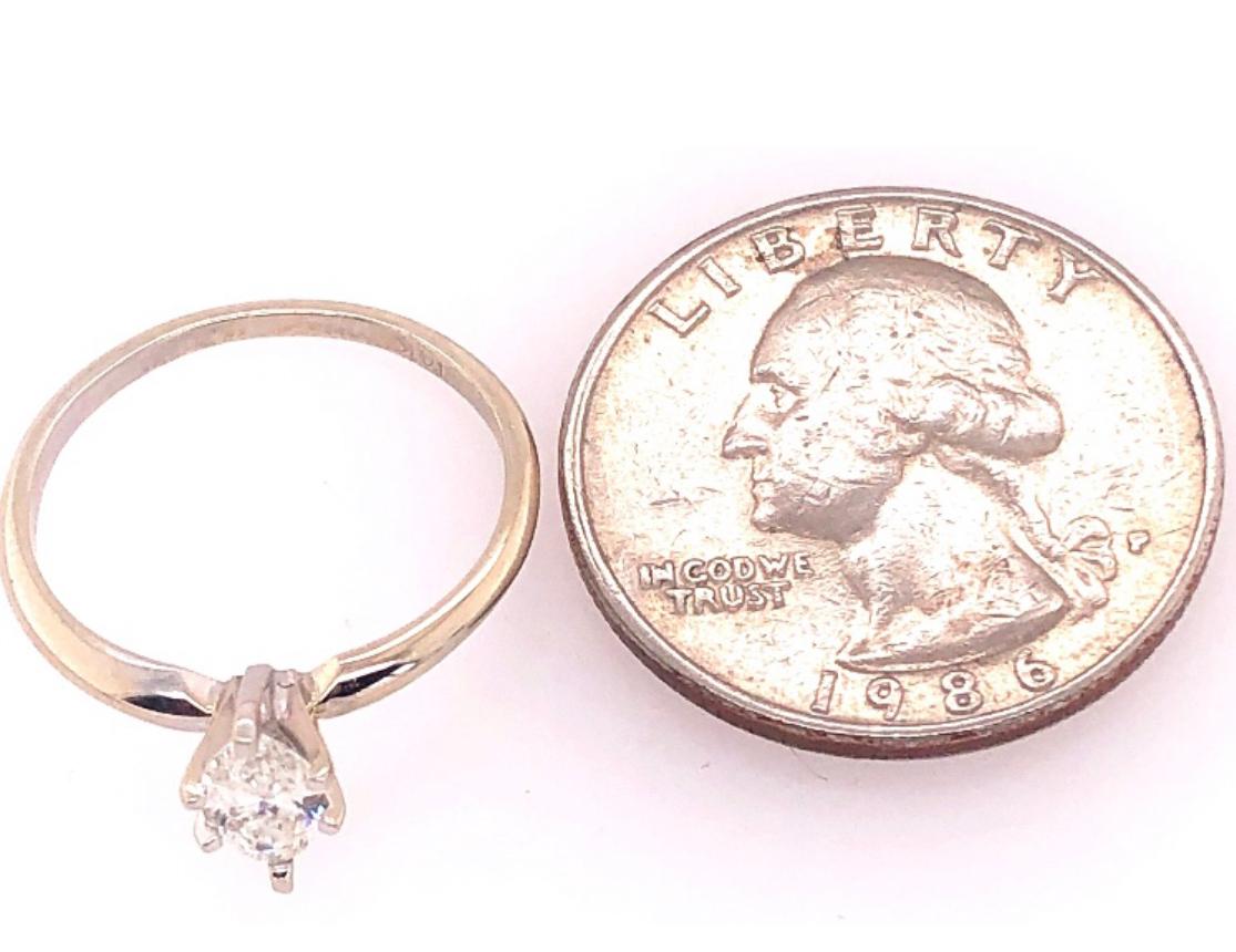 Bague de fiançailles en or blanc 14 carats et diamants en vente 1