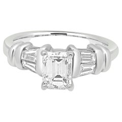 Anillo de compromiso de diamantes en oro blanco de 14 quilates con acentos baguette