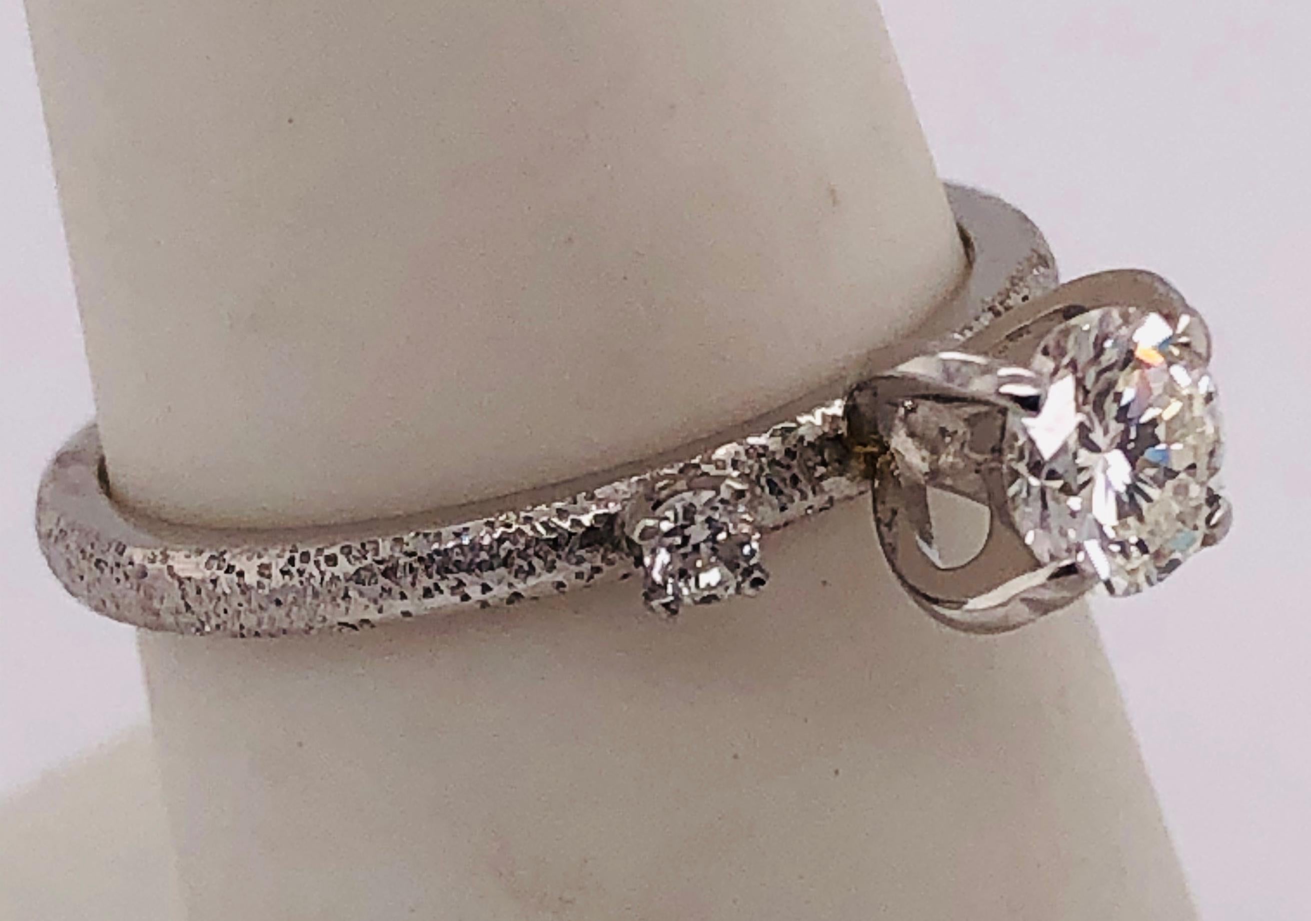 Round Cut 14 Karat White Gold Diamond Engagement Ring Wedding / Bridal For Sale