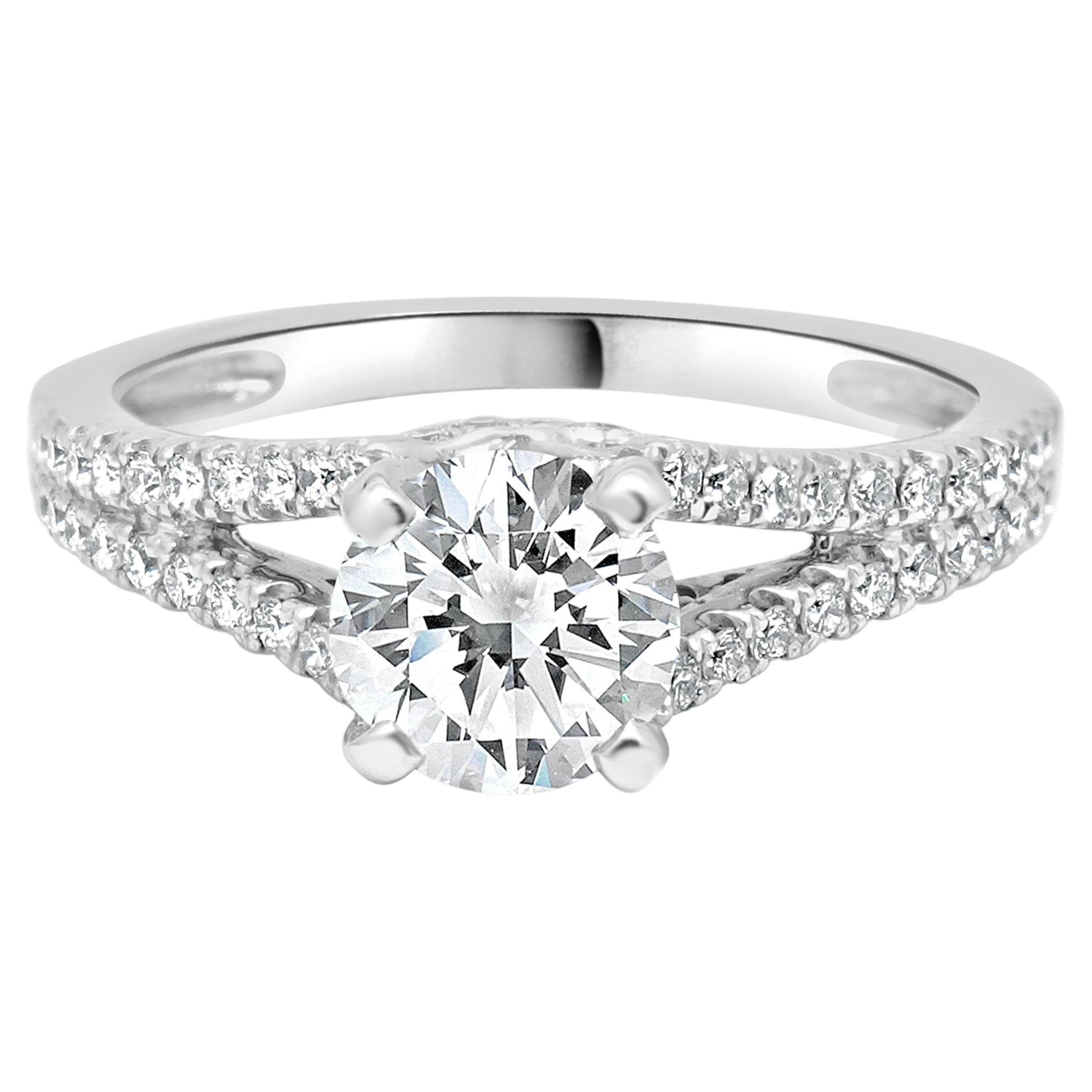 Anillo de compromiso de diamantes de oro blanco de 14 quilates con caña partida