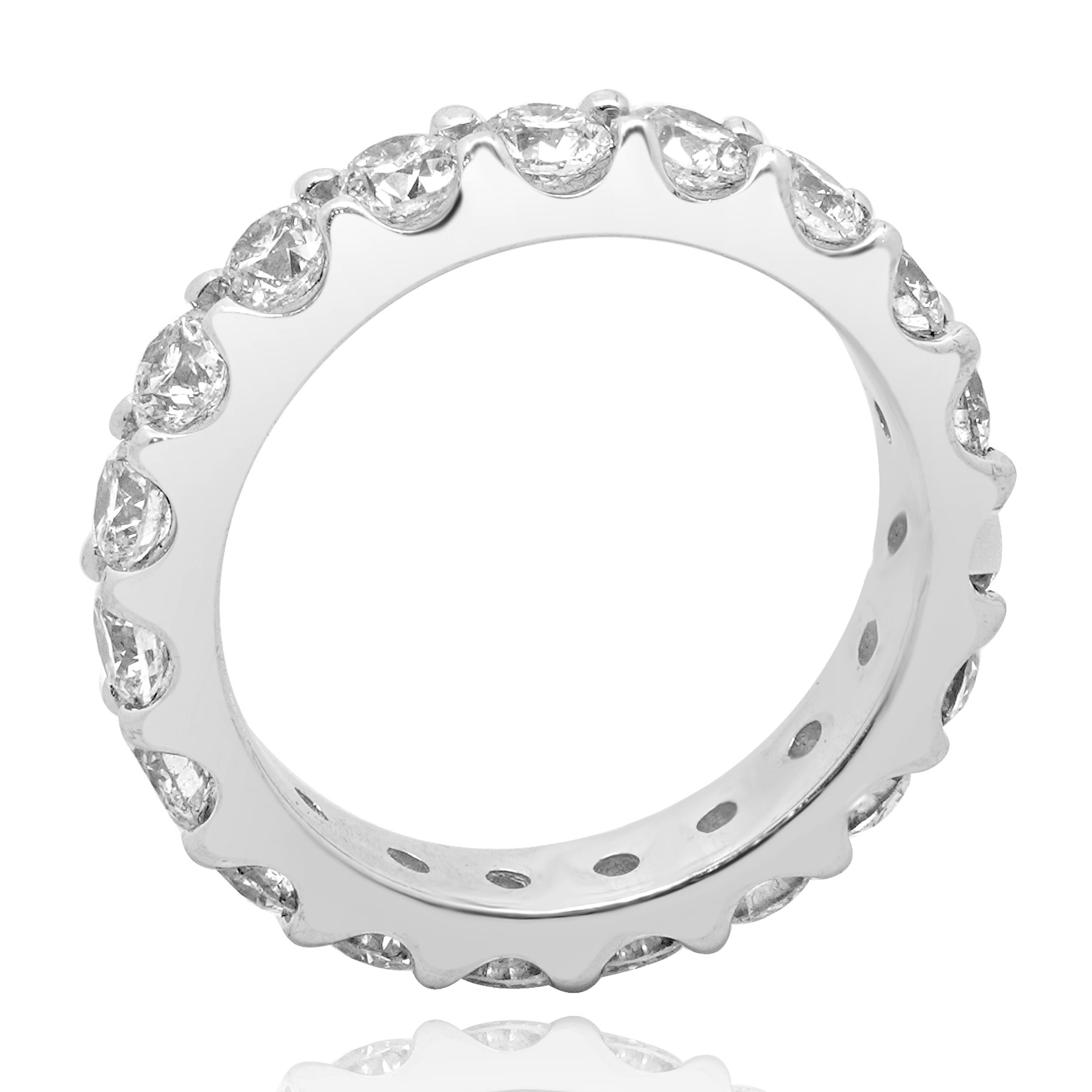 Taglio rotondo Fascia per l'eternità con diamanti in oro bianco 14 carati in vendita