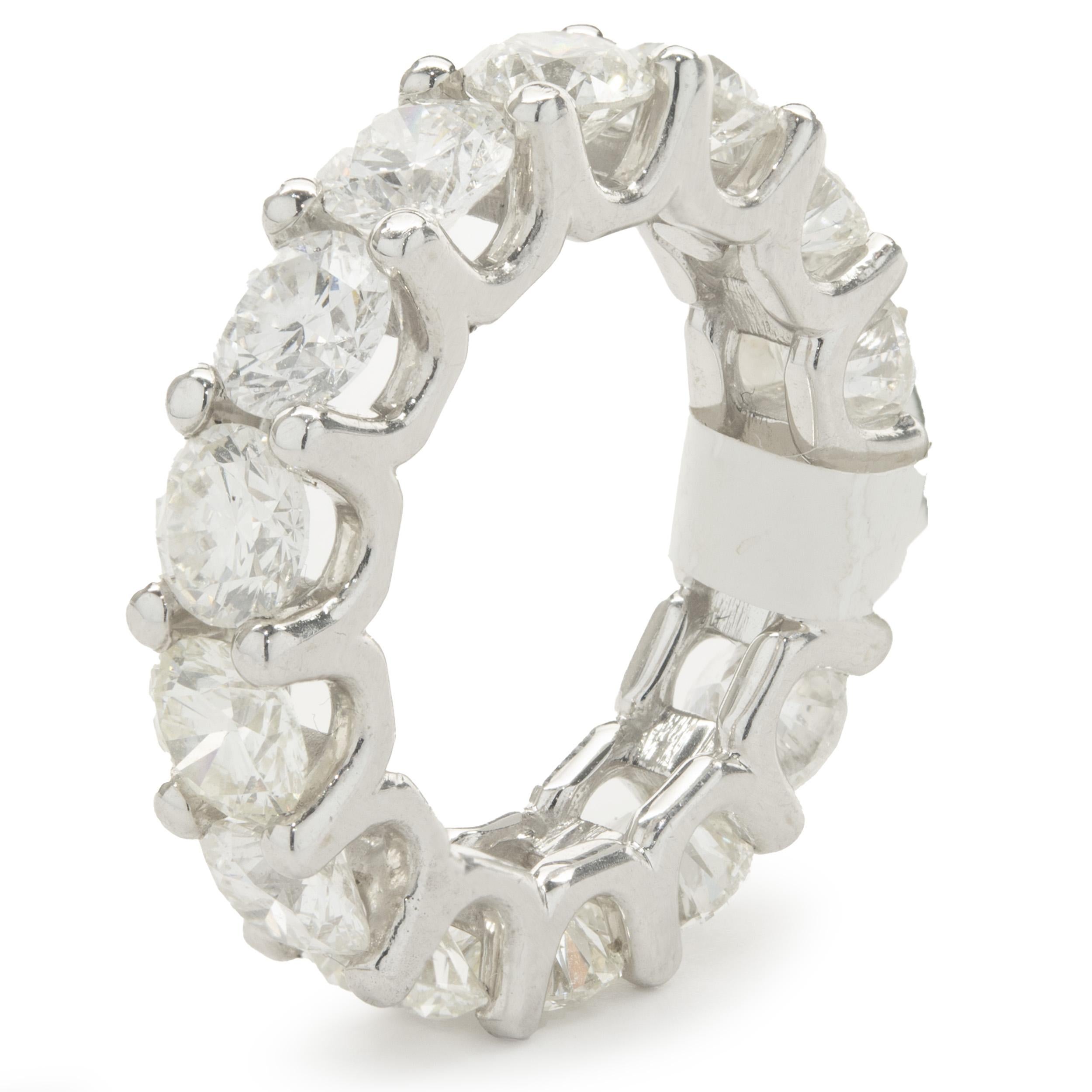 14 Karat Weißgold Diamant-Eternity-Ring im Zustand „Hervorragend“ im Angebot in Scottsdale, AZ