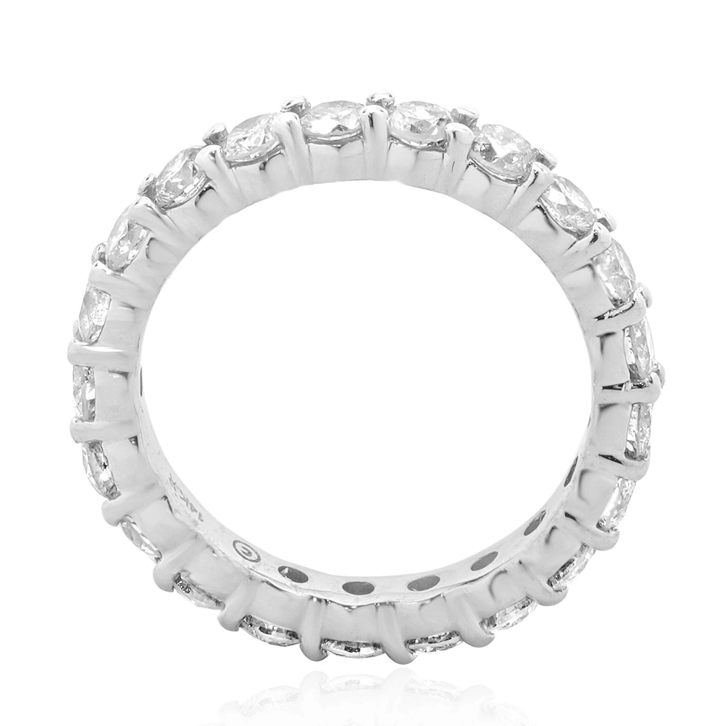 14 Karat White Gold Diamond Eternity Band In Excellent Condition For Sale In Scottsdale, AZ
