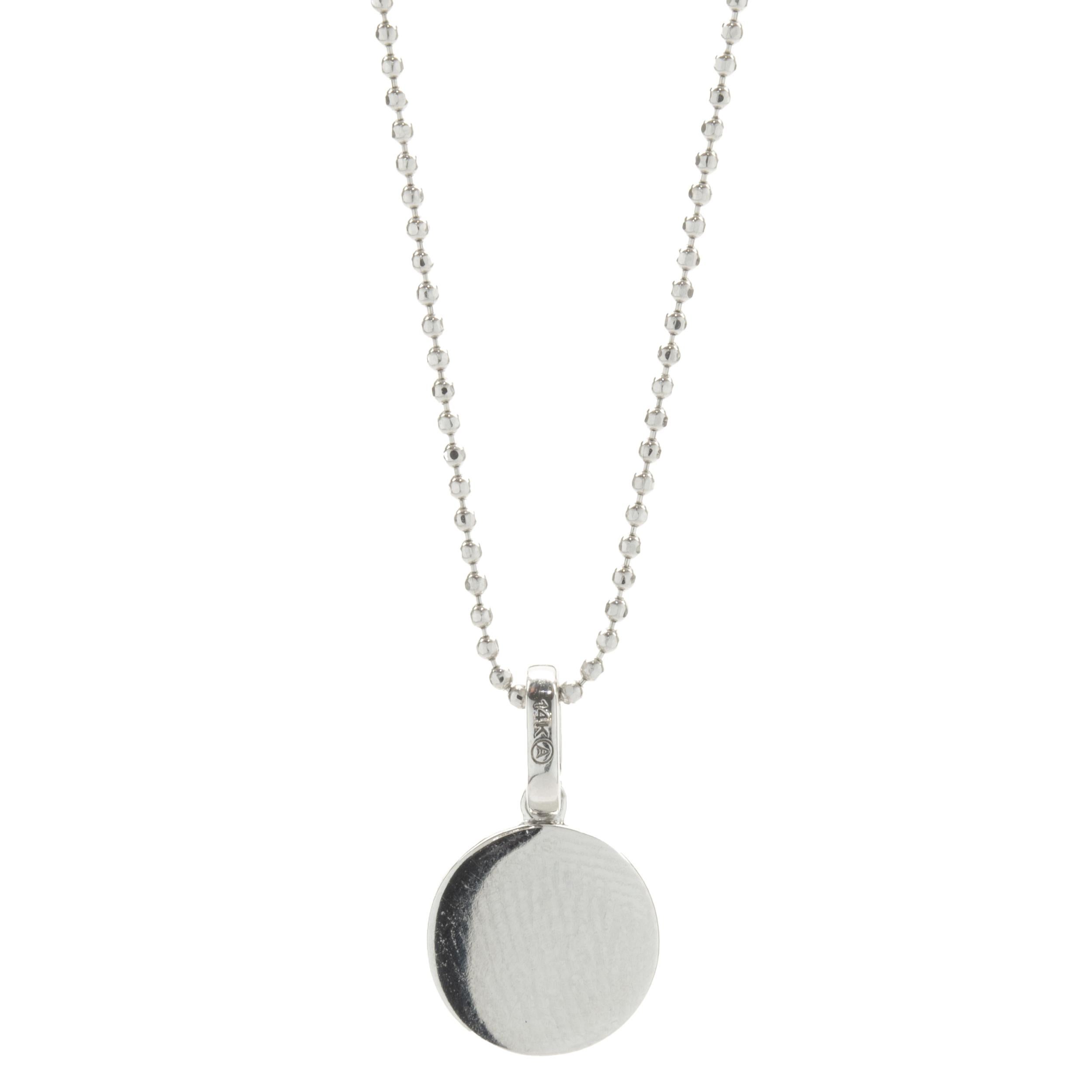 Designer: design personalizzato
Materiale: oro bianco 14 carati
Diamante: taglio rotondo brillante = 0,11cttw
Colore: G
Chiarezza: VS2
Dimensioni: la collana misura 18 pollici di lunghezza 
Peso: 3,34 grammi
