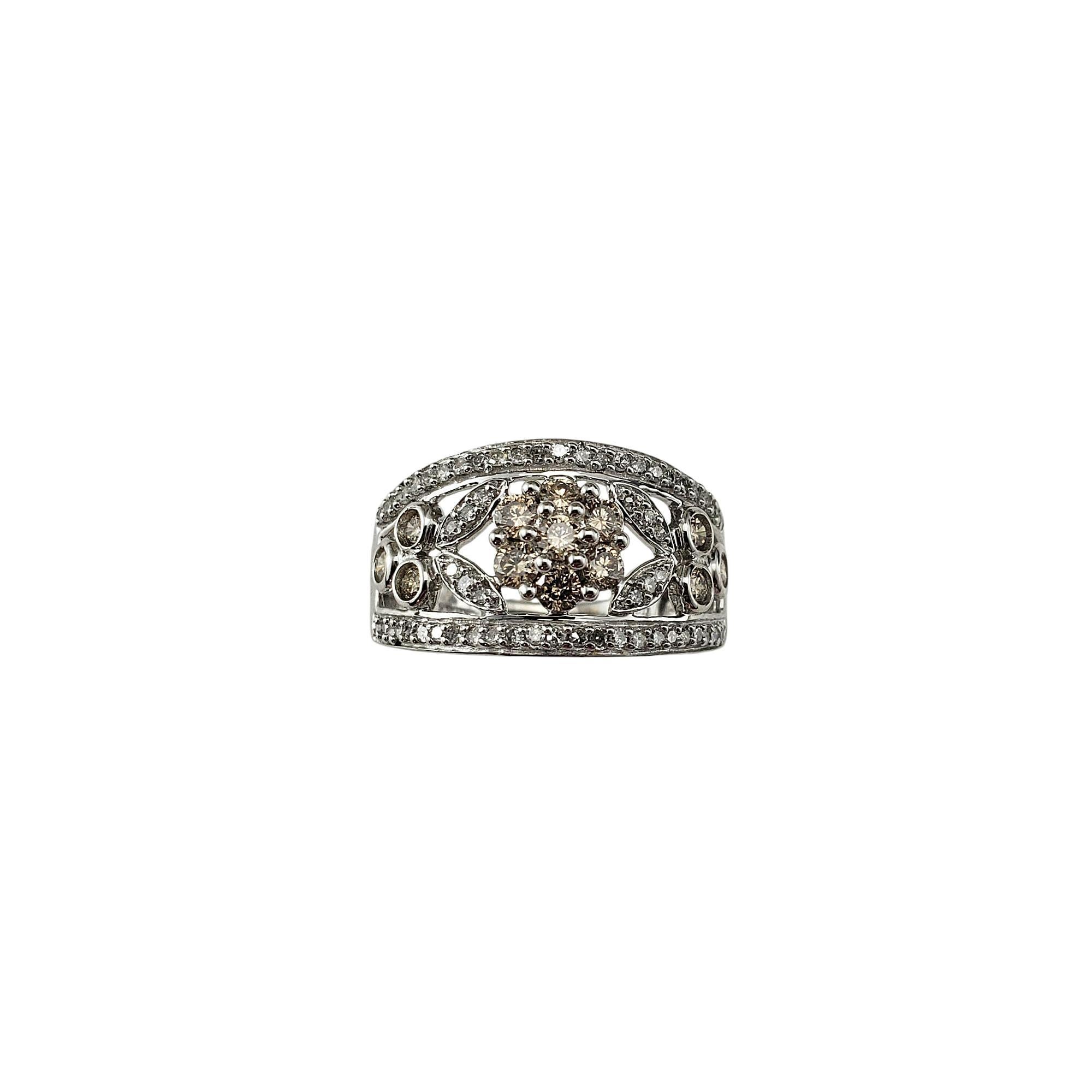 Anello a fascia floreale in oro bianco 14 carati e diamanti, misura 9

Fai una dichiarazione audace ma elegante con questo splendido anello a fascia larga in oro bianco 14K, caratterizzato da un intricato disegno floreale aperto ornato da 60