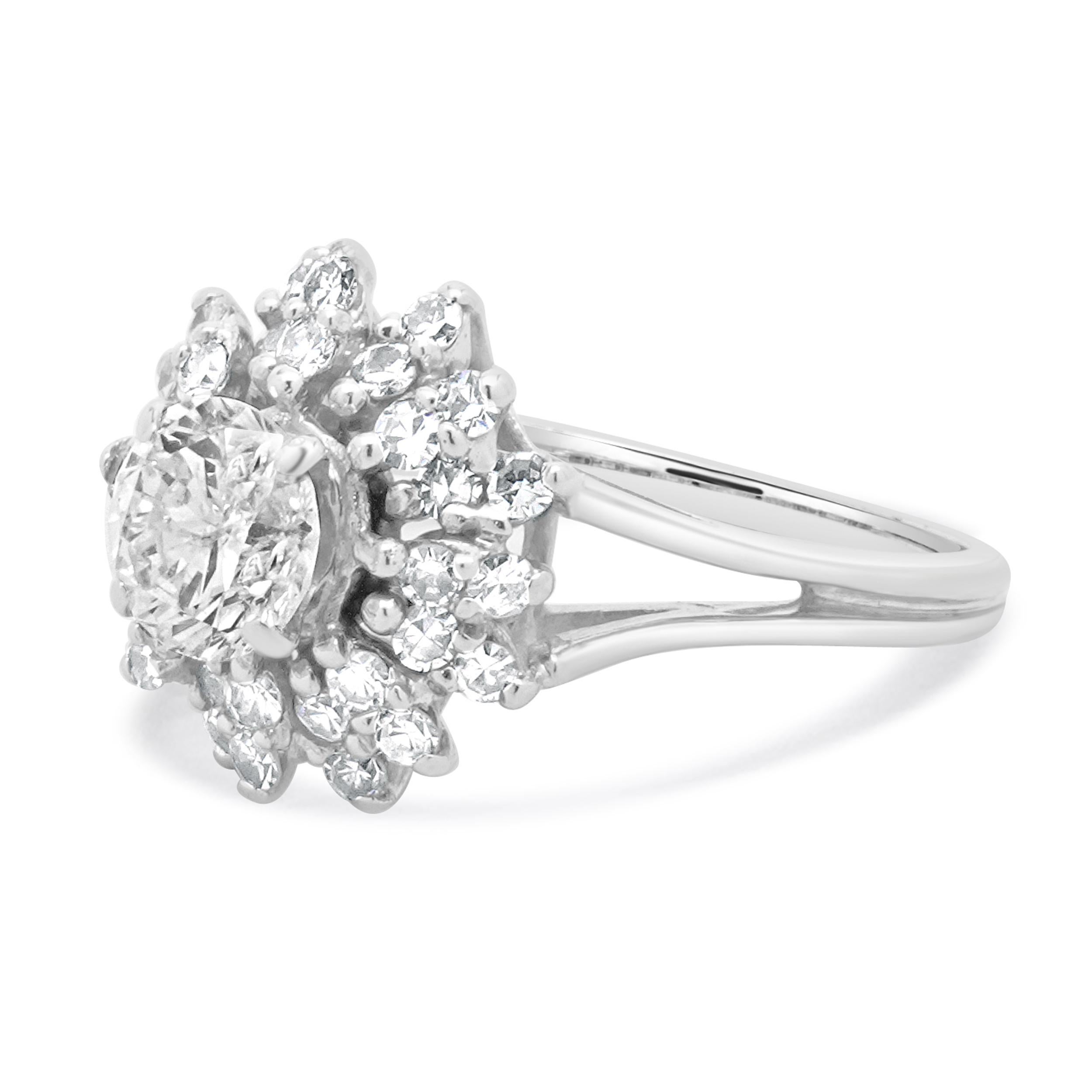 Material: oro blanco de 14 quilates
Diamante central: 1 talla brillante redonda = 1,00 ct
Color: H
Claridad: I1
Diamantes: 32 talla redonda = 0,65ctw
Color: I
Claridad: SI1
Tamaño del anillo: 8 (espera hasta 2 días laborables más para solicitar el