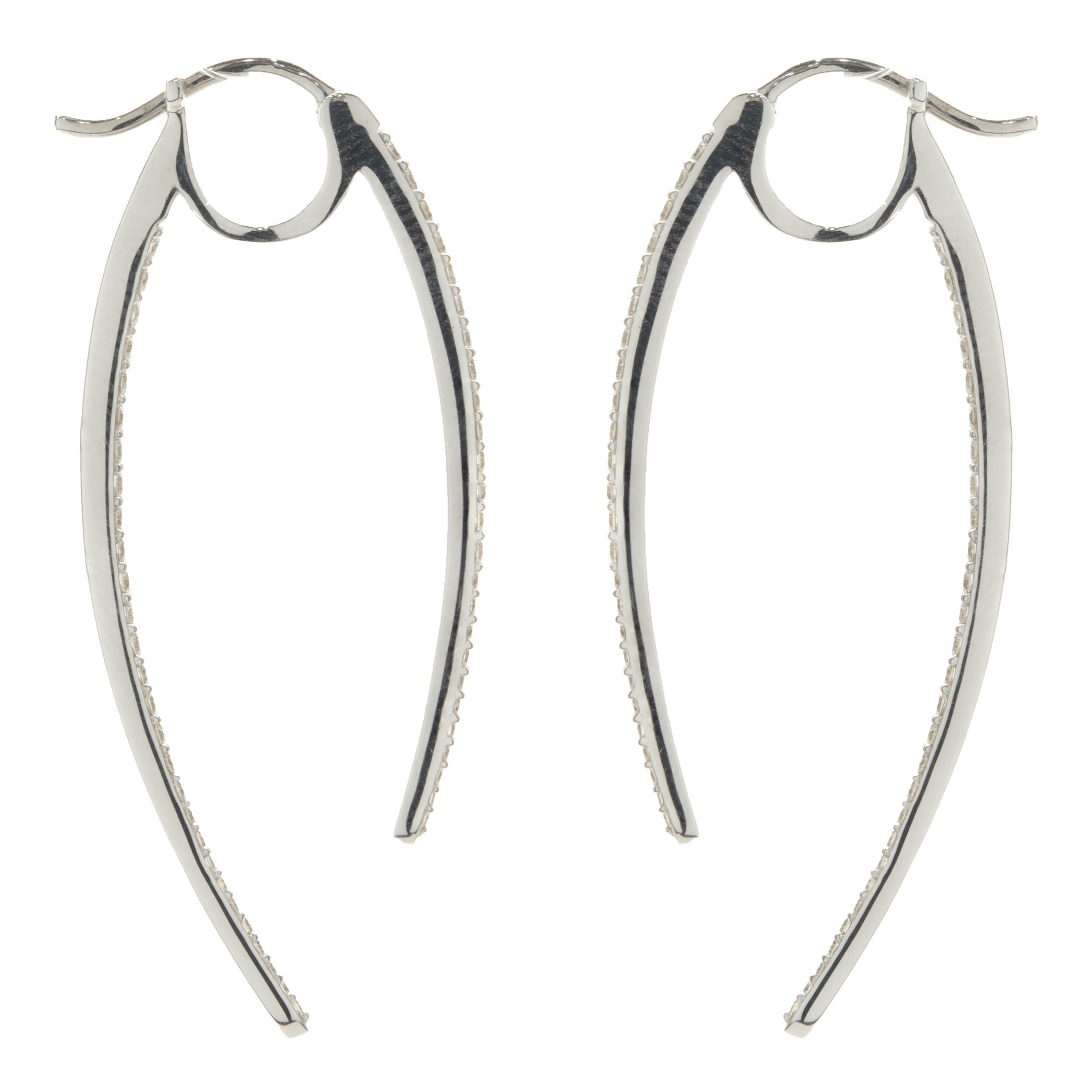 Designer: design personalizzato
Materiale: oro bianco 14 carati
Diamanti: taglio rotondo brillante= 1,02cttw
Colore: G
Chiarezza: VS2
Dimensioni: gli orecchini misurano 47.5 mm di lunghezza
Peso: 7,02 grammi