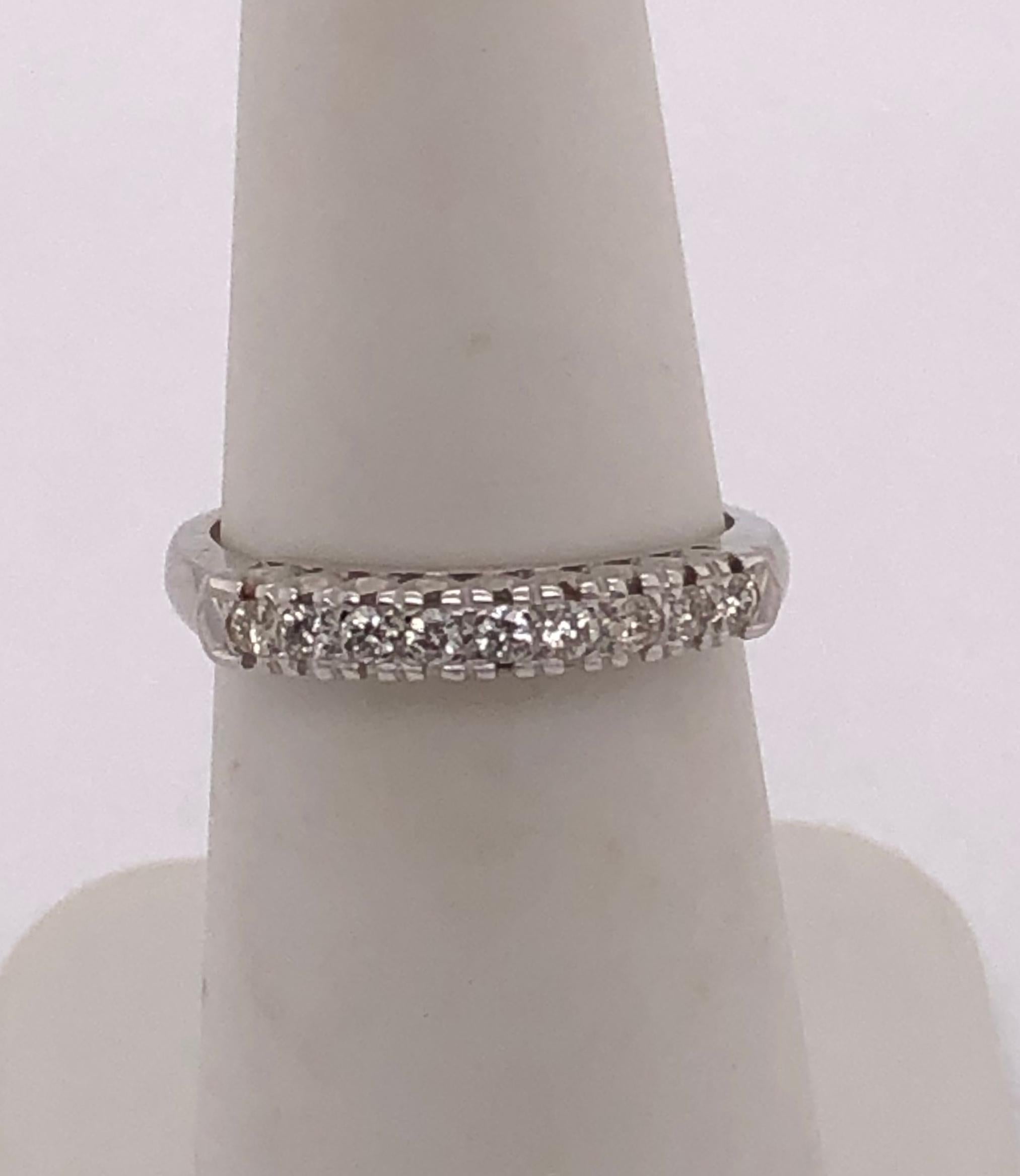 14 Karat Weißgold Diamant-Brautring / Ehering zum halben Jahrestag im Angebot 2