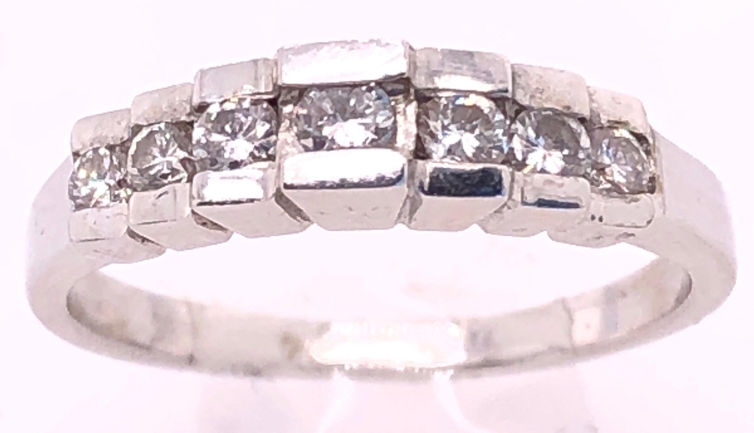 Taille ronde Bague de mariage d'un demi-anniversaire en or blanc 14 carats avec diamants en vente