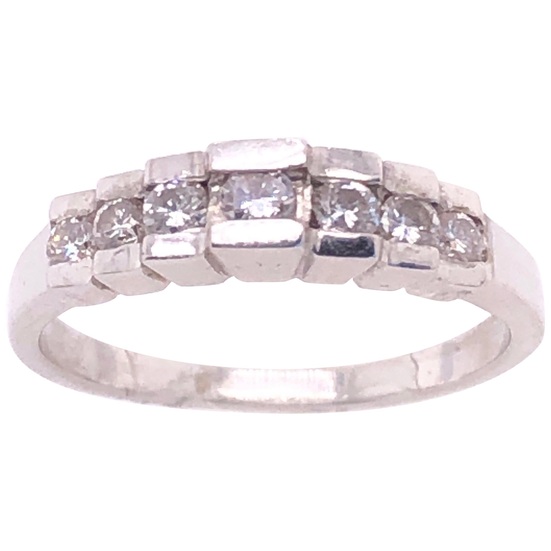 Bague de mariage d'un demi-anniversaire en or blanc 14 carats avec diamants en vente