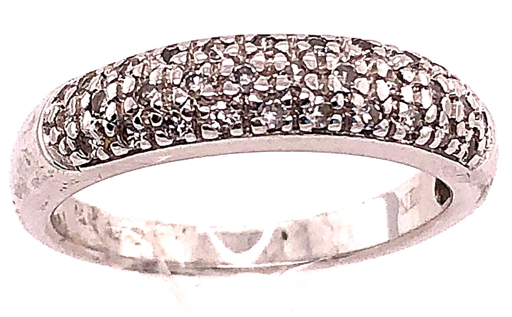 14 Karat Weißgold Diamant Halb Jahrestag Ring Hochzeit Brautband Größe 6,75.
0.40 Gesamtgewicht der Diamanten.
3.20 Gramm Gesamtgewicht.