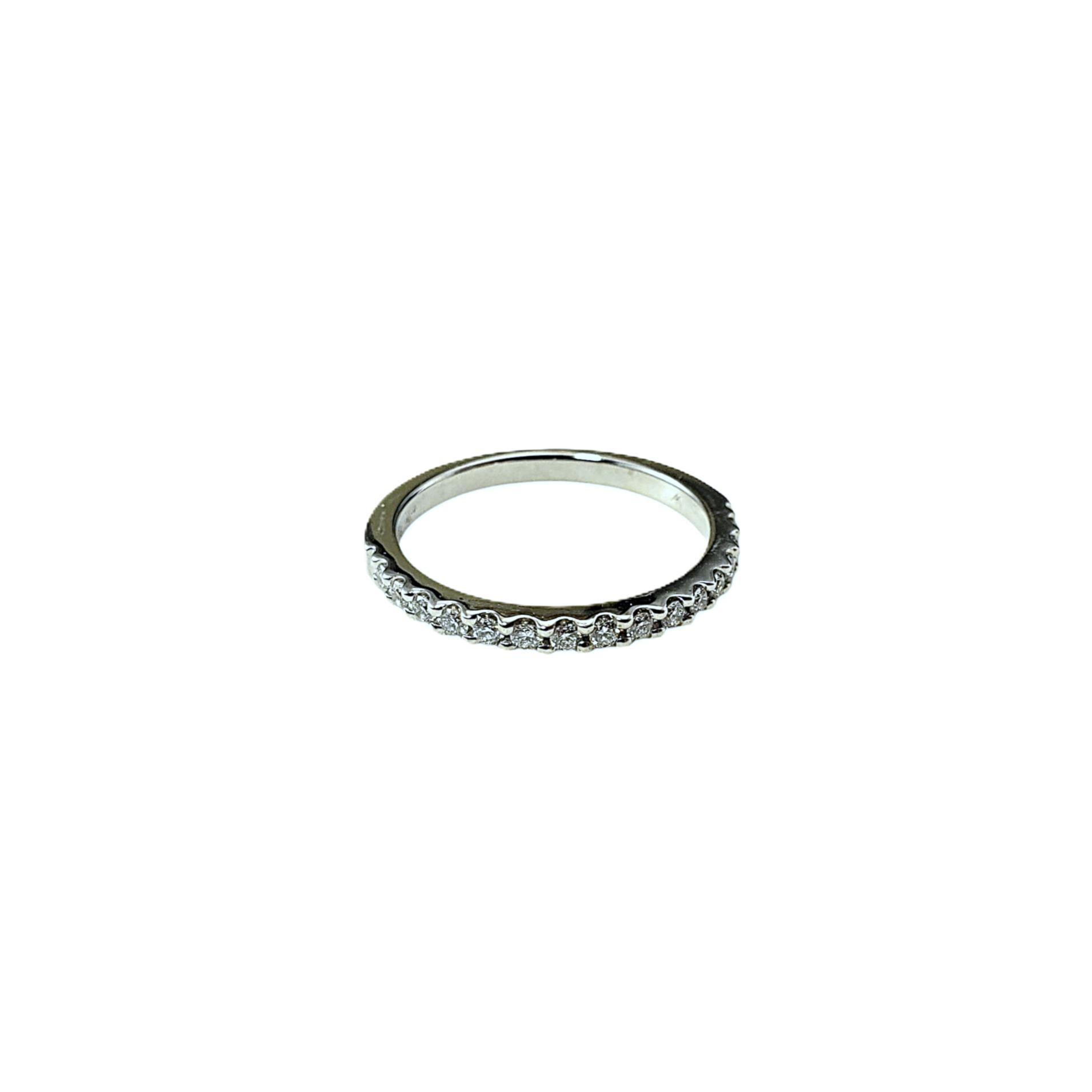 14 Karat Weißgold Diamant Halb Ewigkeit Ehering Größe 7

Dieses funkelnde Band ist mit 15 runden Diamanten im Brillantschliff besetzt, die in klassisches 14-karätiges Weißgold gefasst sind. 

Breite: 2 mm.

Ungefähres Gewicht des Diamanten: .30