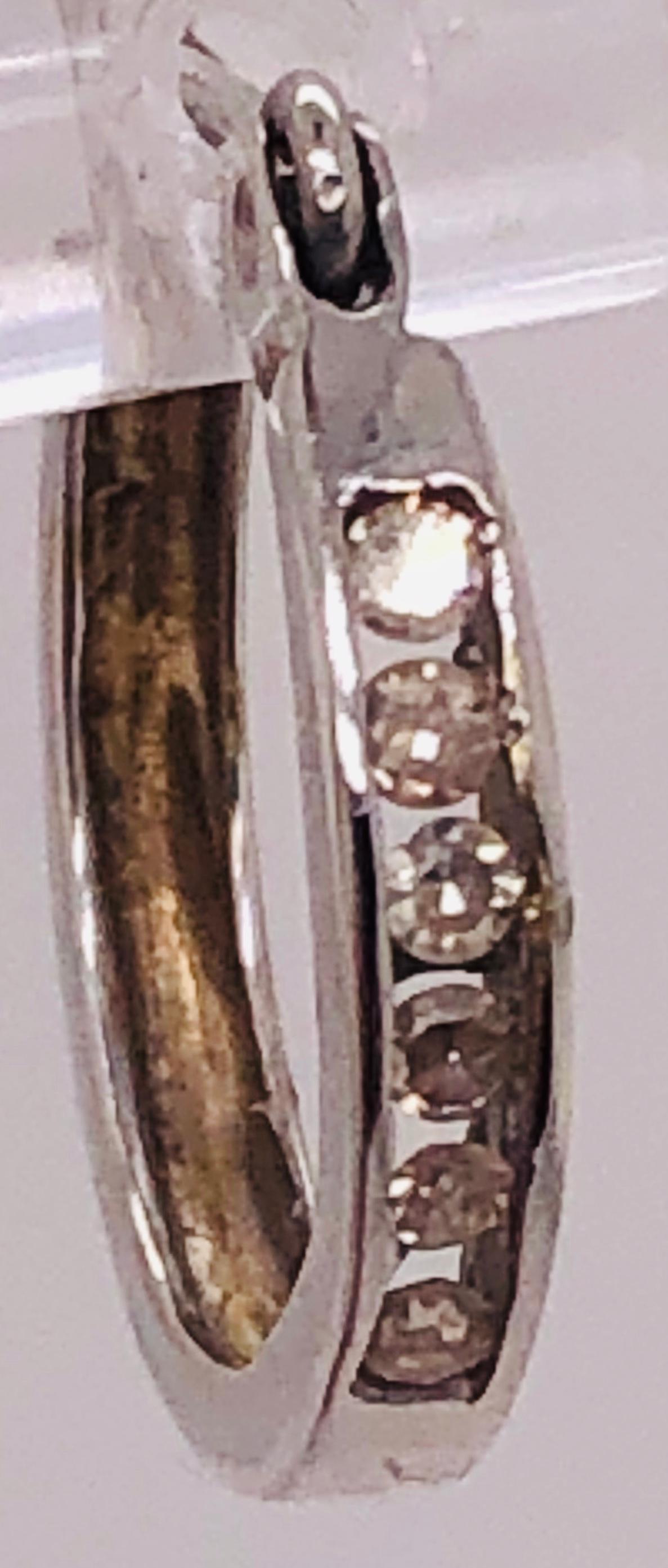 boucles d'oreilles demi-cercle en or blanc 14 carats avec diamants
0.25 poids total de diamants.
poids total de 2 grammes.