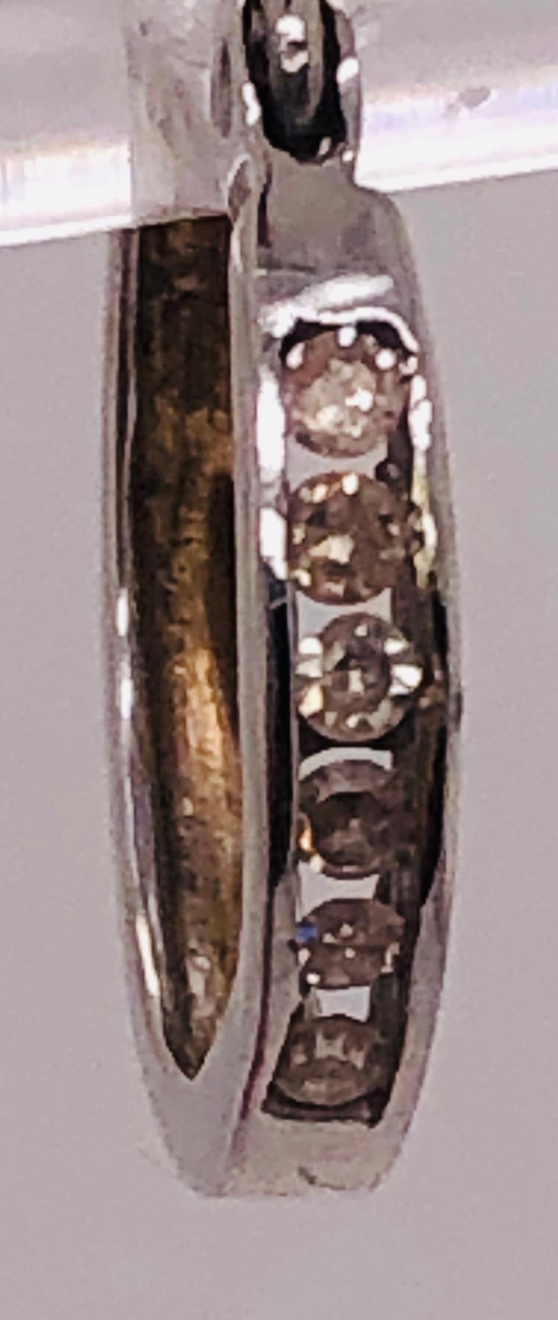 14 Karat Weißgold Diamant-Halbreif-Ohrringe (Rundschliff) im Angebot