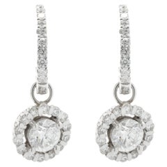 Boucles d'oreilles pendantes en or blanc 18 carats avec halo de diamants