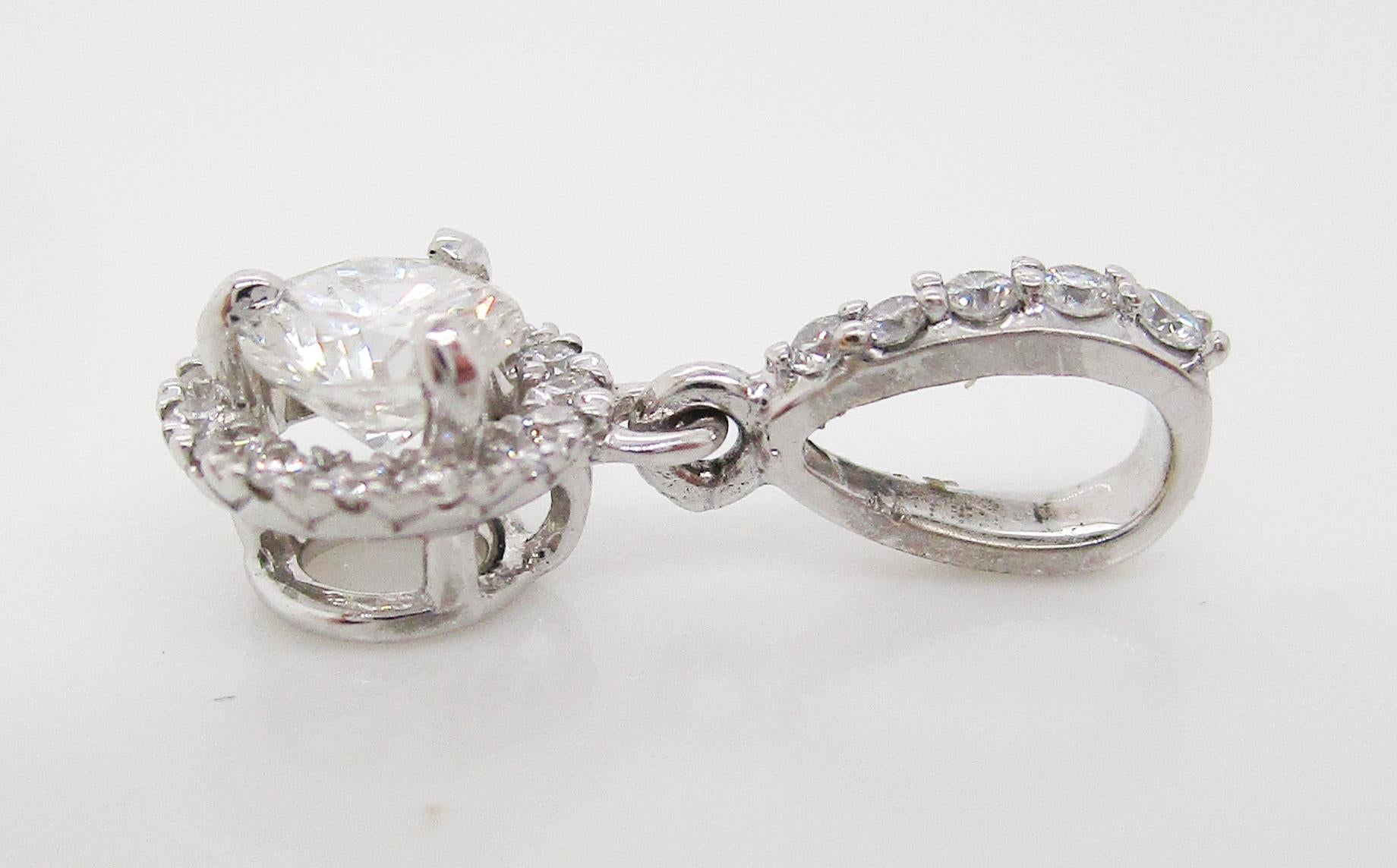 Contemporaneo Ciondolo a goccia con diamante aureolato in oro bianco 14 carati in vendita