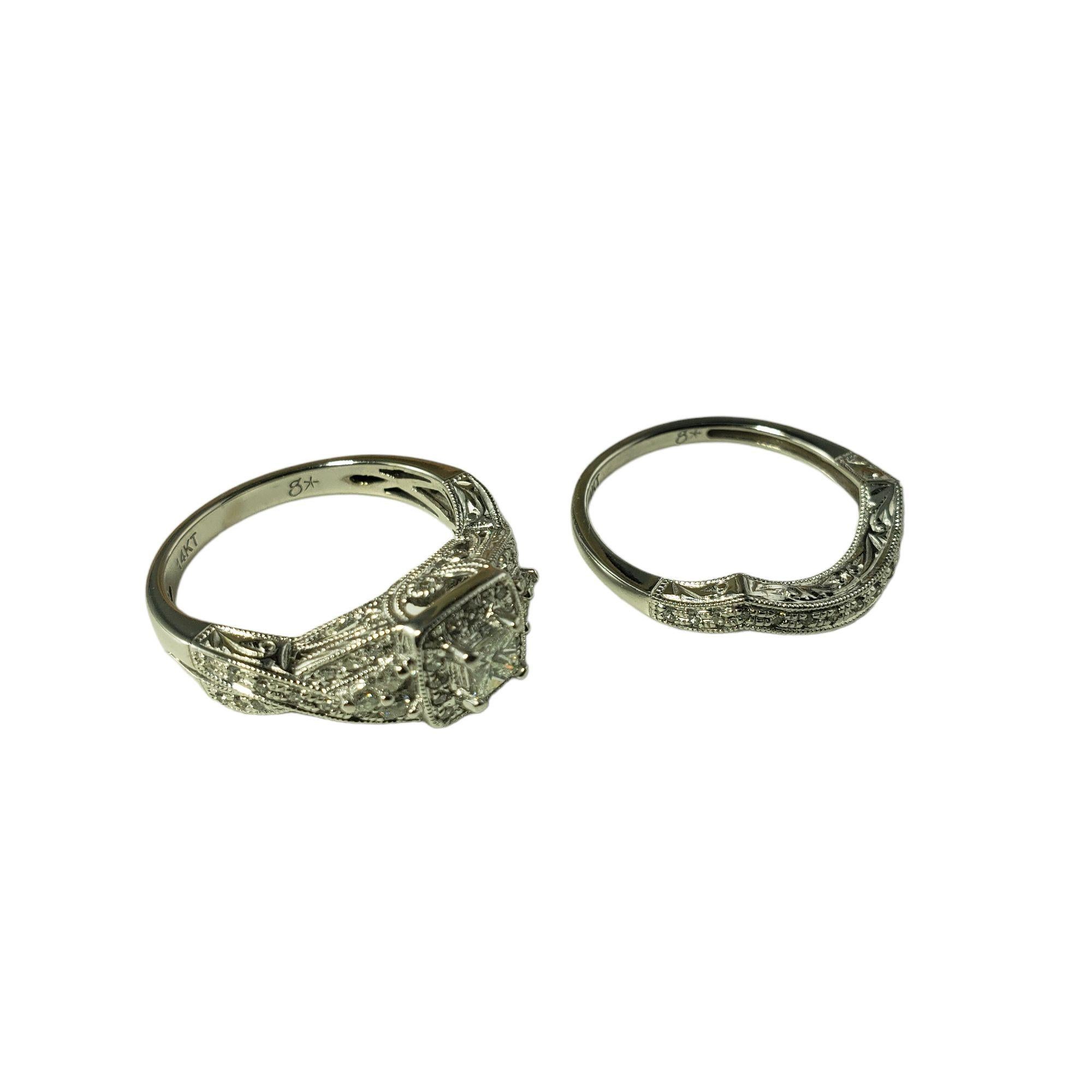 14 Karat Weißgold Diamant Halo Verlobungsring und Ehering Set Ring Größe 7 JAGi zertifiziert-

Dieses funkelnde Set besteht aus einem Diamanten im Prinzessinnenschliff (.22 ct.) in der Mitte, 22 runden Diamanten im Brillantschliff und 44 runden