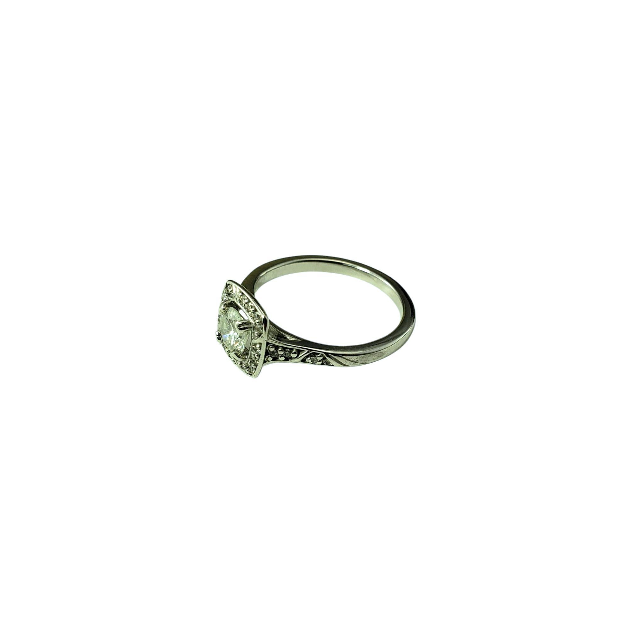 Anello di fidanzamento con diamante aureolato in oro bianco 14 carati, misura 4

Questo scintillante anello di fidanzamento in oro bianco 14K presenta un diamante rotondo taglio brillante al centro (.39 ct.) circondato da un'aureola di diamanti