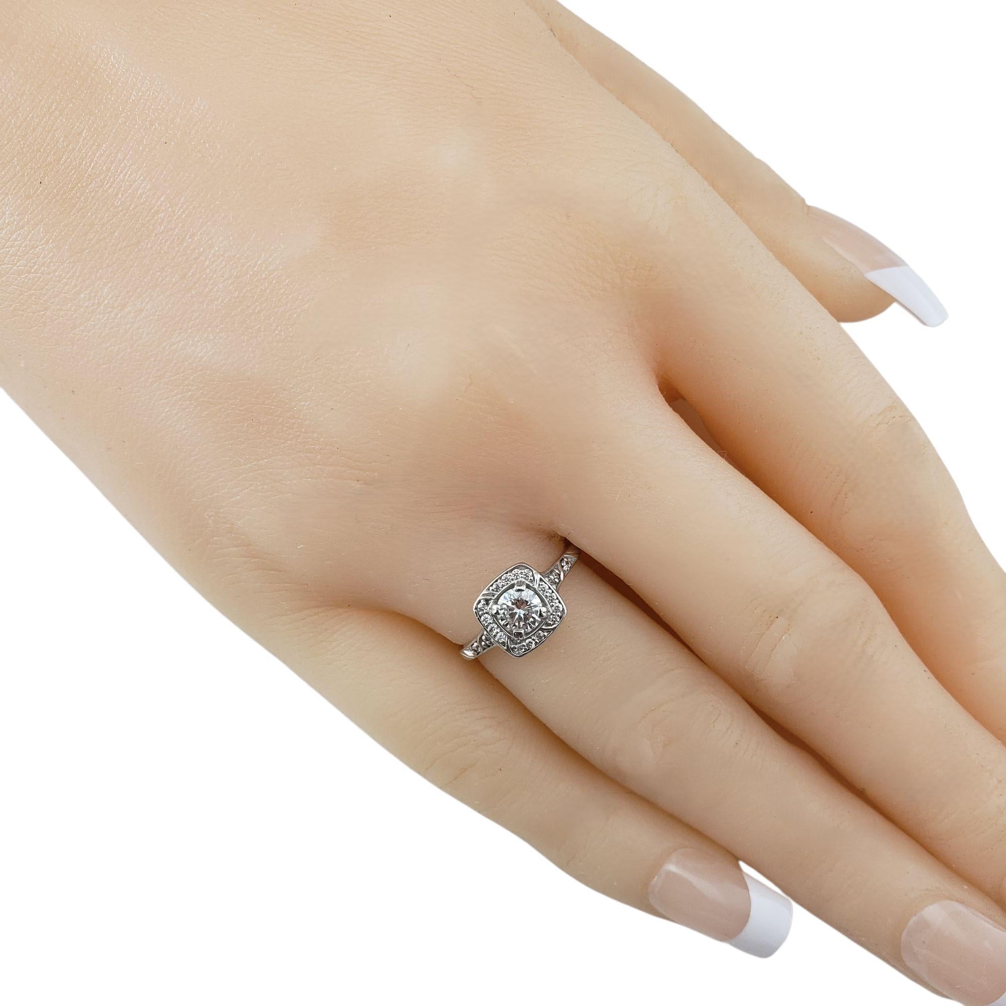 Anello di fidanzamento con diamante aureolato in oro bianco 14 carati misura 4 #21459 in vendita 2