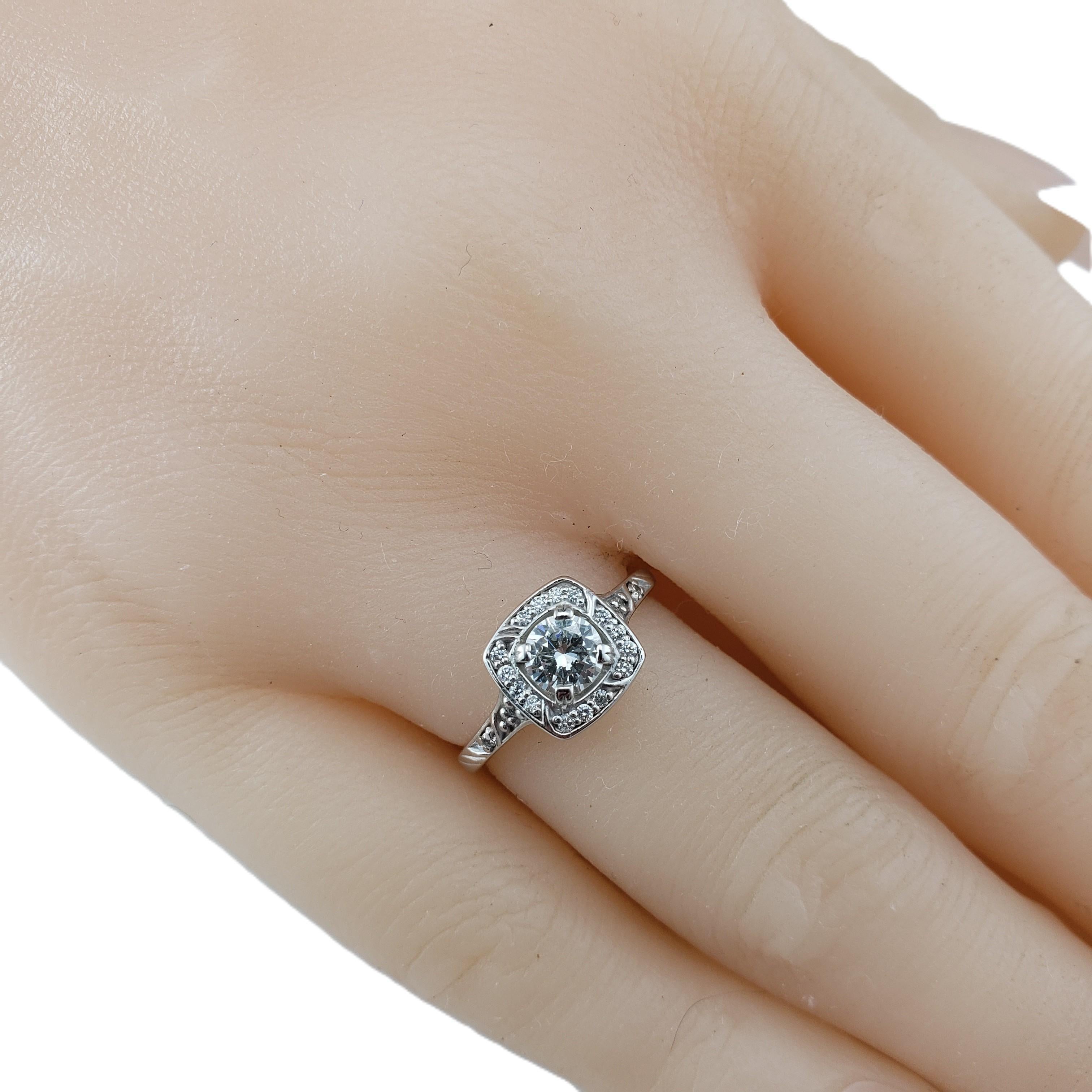 Anello di fidanzamento con diamante aureolato in oro bianco 14 carati misura 4 #21459 in vendita 3