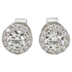 Orecchini con diamante aureolato in oro bianco 14 carati, peso totale .63pts