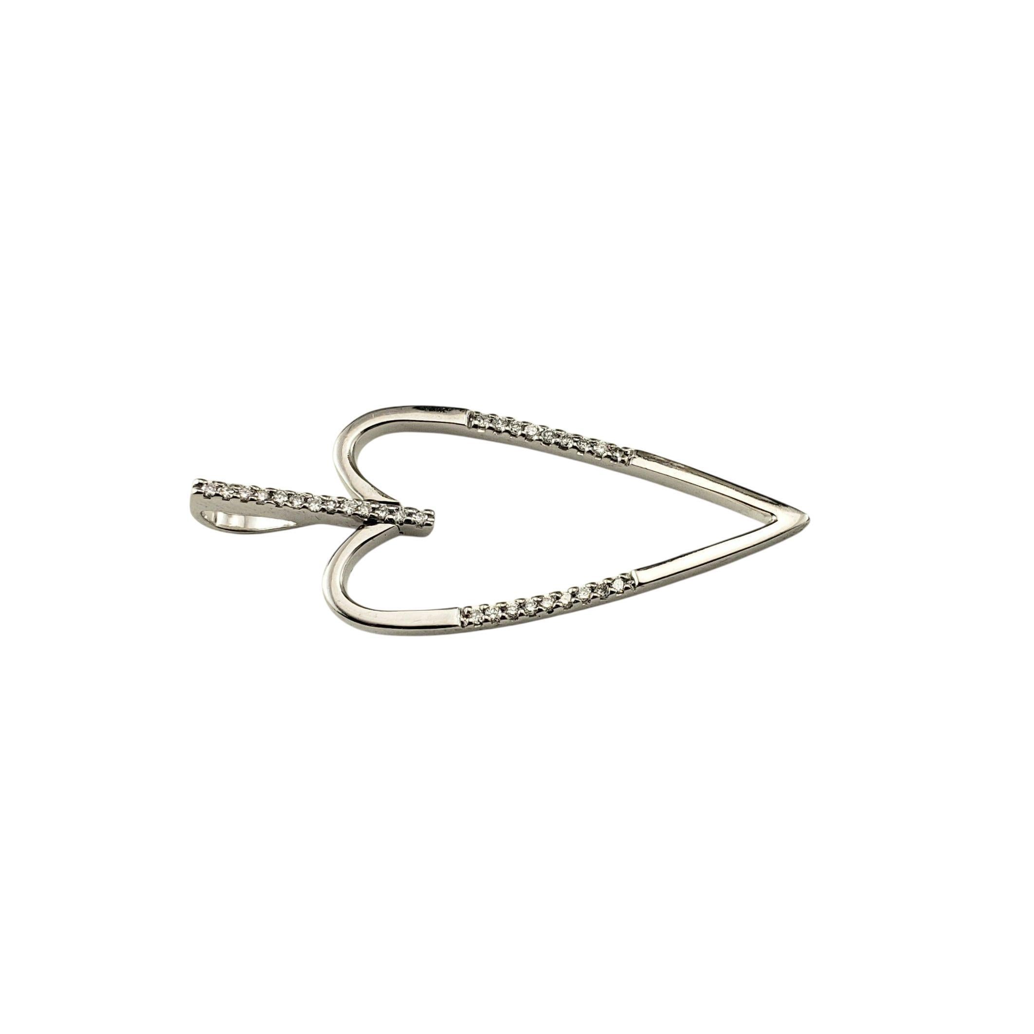 14 Karat Weißgold Diamant-Herz-Anhänger

Dieser elegante Anhänger mit offenem Herzen ist aus 14-karätigem Weißgold gefertigt und mit 31 runden Diamanten im Brillantschliff besetzt, die ihm genau das richtige Maß an Glanz verleihen. Ein mit Diamanten