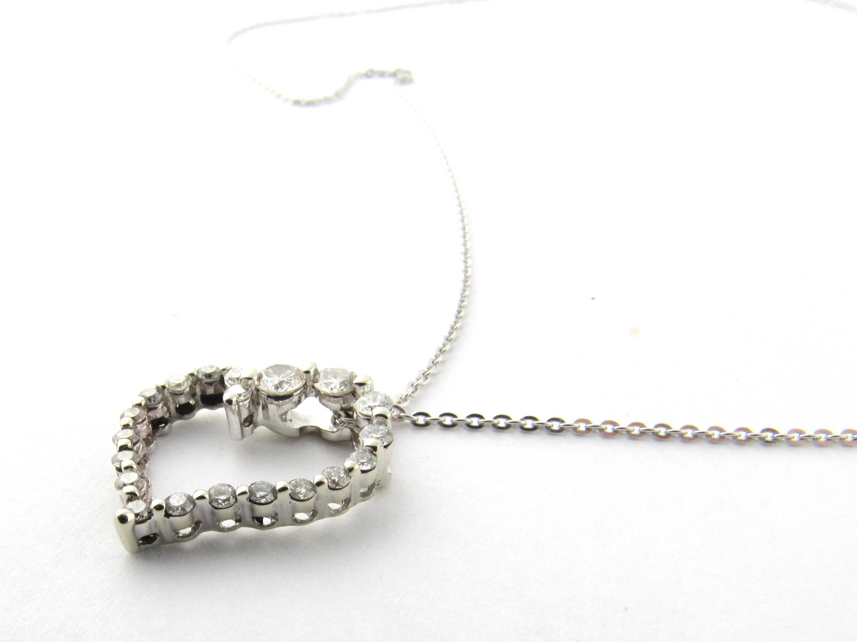 Ciondolo a cuore in oro bianco 14 carati vintage con diamanti...

Questo romantico pendente presenta un cuore di diamanti con 20 diamanti rotondi taglio brillante su una catena in oro bianco 14K. Il cuore misura 17 mm x 15 mm.

Peso totale