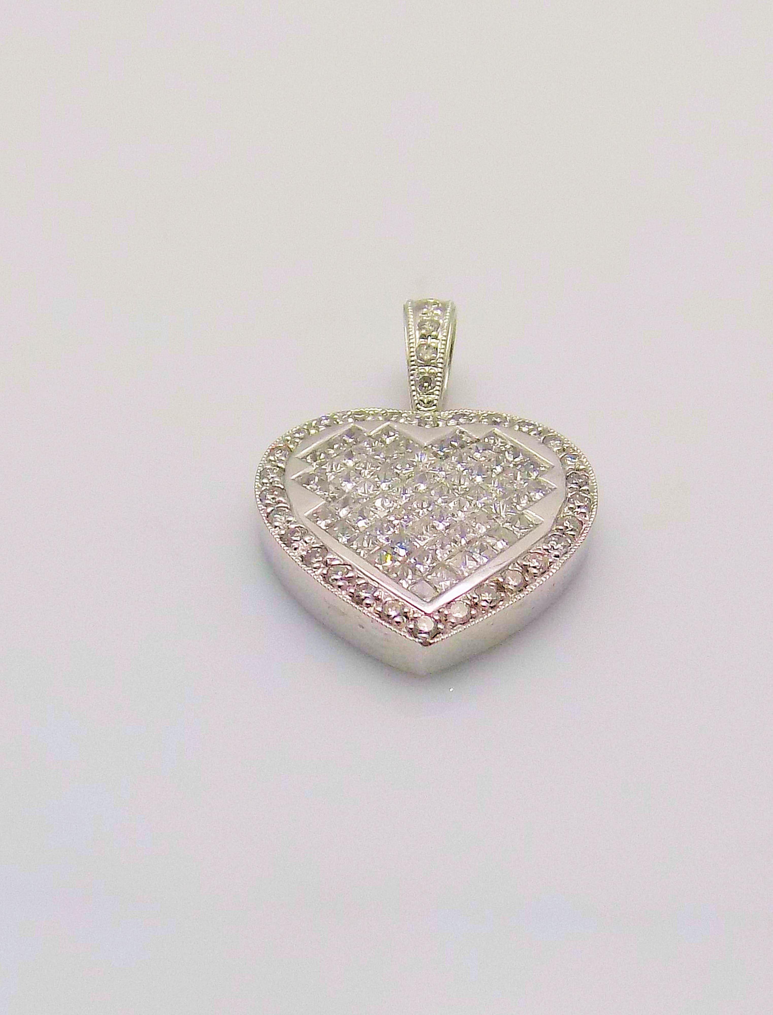 14 Karat White Gold Diamond Heart Pendant In Excellent Condition For Sale In Dallas, TX