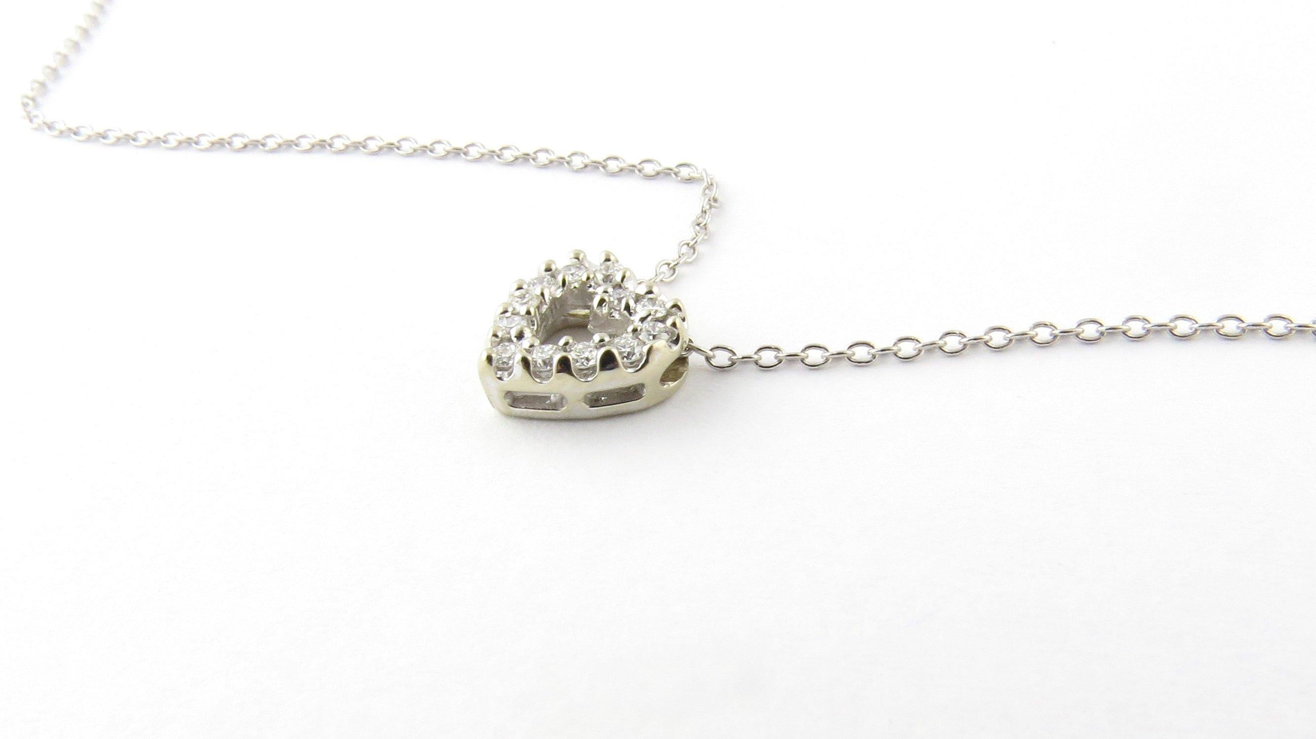 14 Karat White Gold Diamond Heart Pendant Necklace In Good Condition In Washington Depot, CT