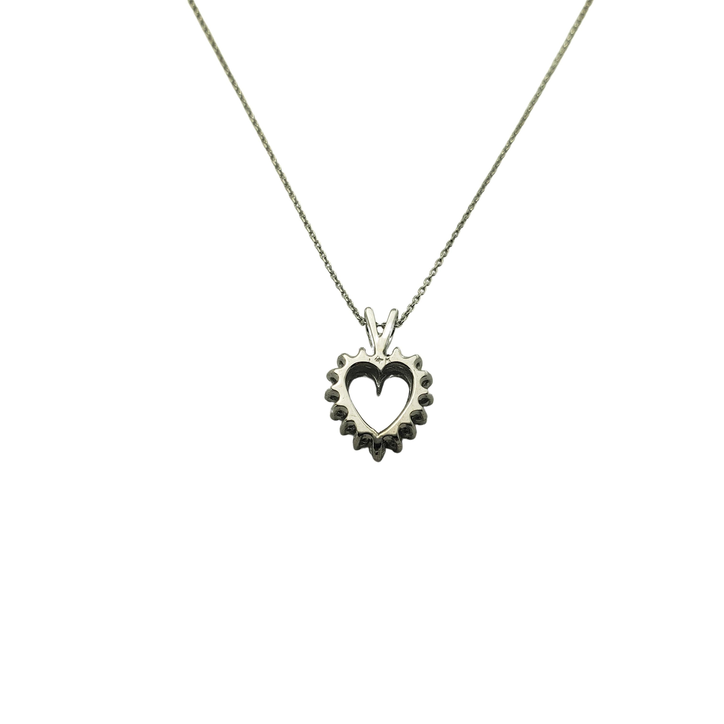 Taille ronde Collier pendentif en forme de cœur en or blanc 14 carats et diamants en vente