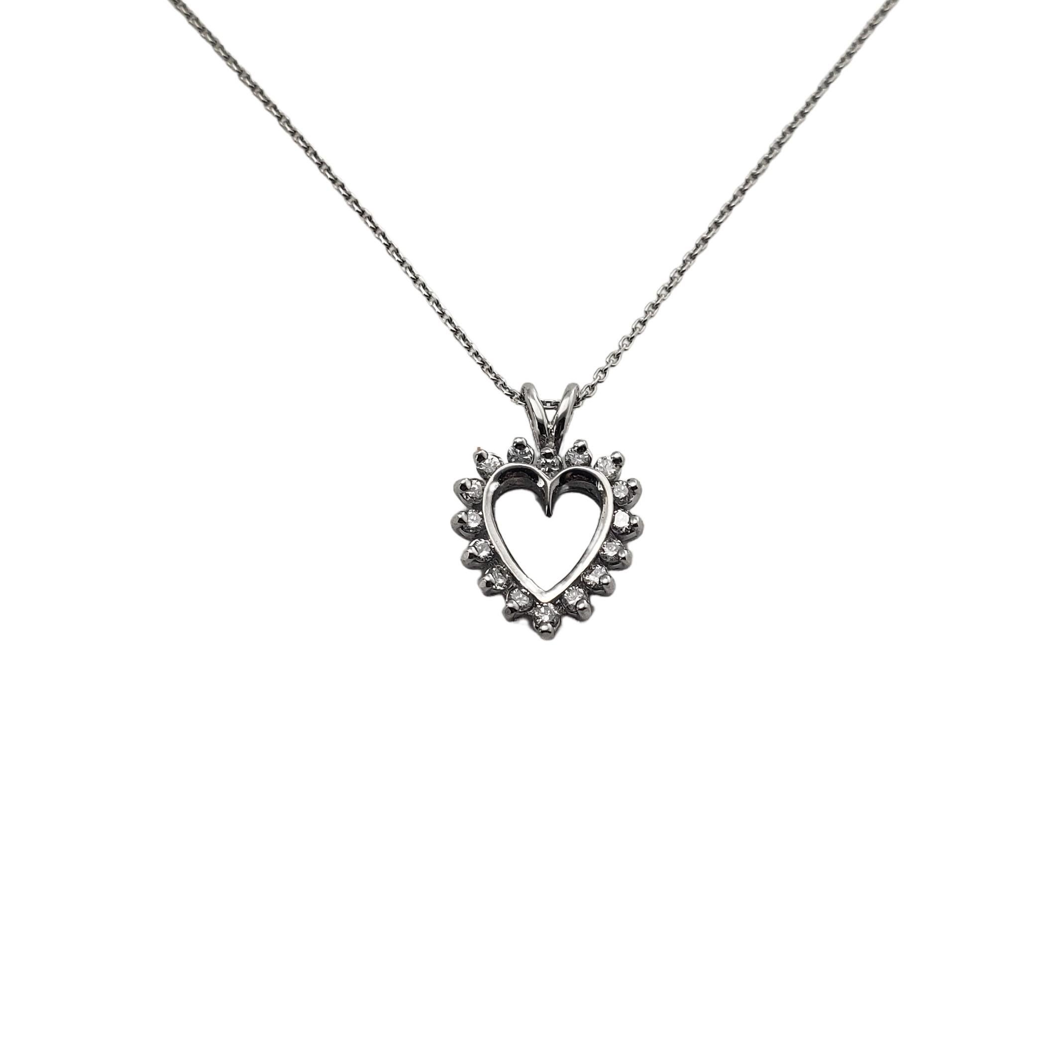 Collier pendentif en forme de cœur en or blanc 14 carats et diamants Pour femmes en vente