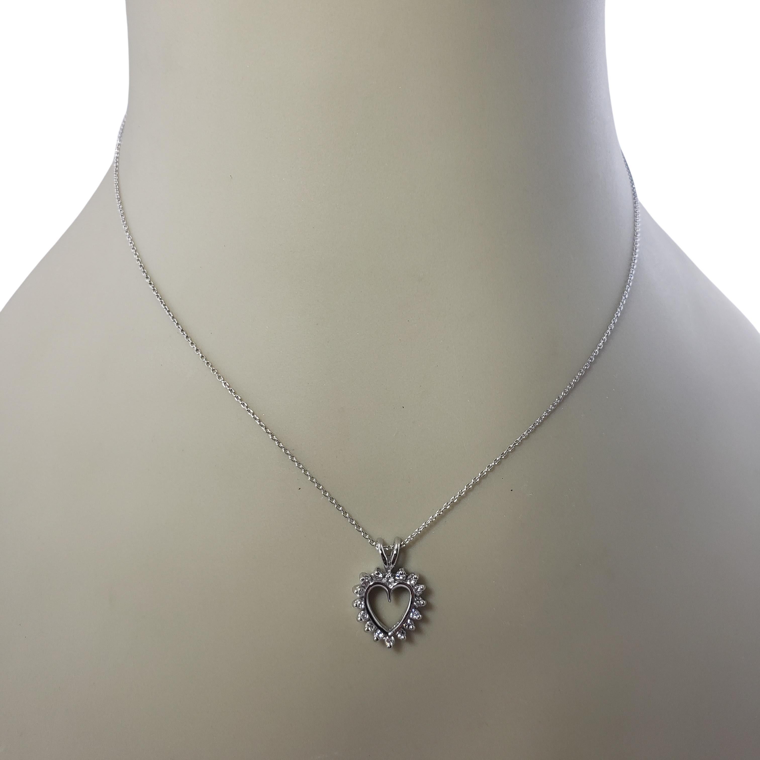 Collier pendentif en forme de cœur en or blanc 14 carats et diamants en vente 3