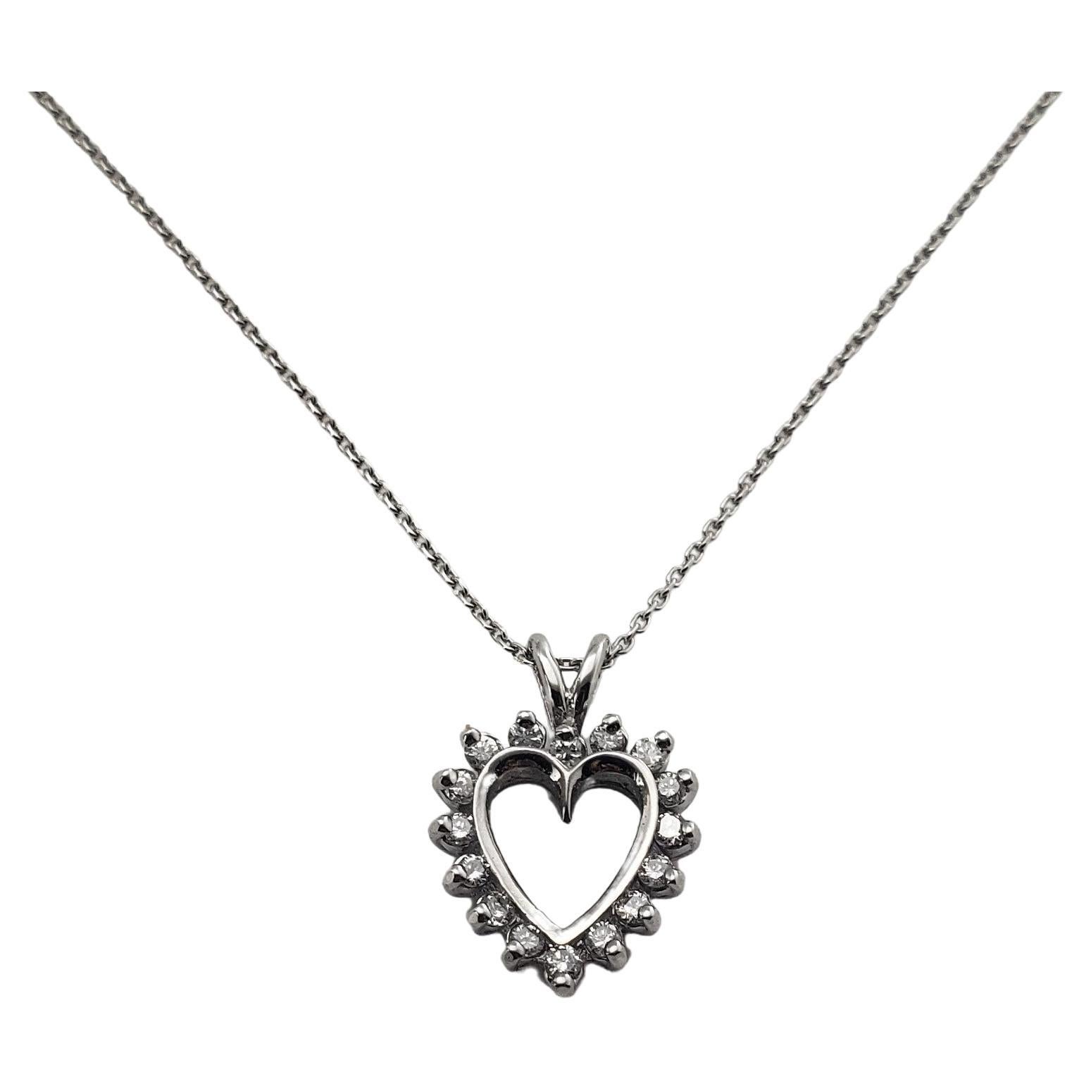 Collier pendentif en forme de cœur en or blanc 14 carats et diamants en vente