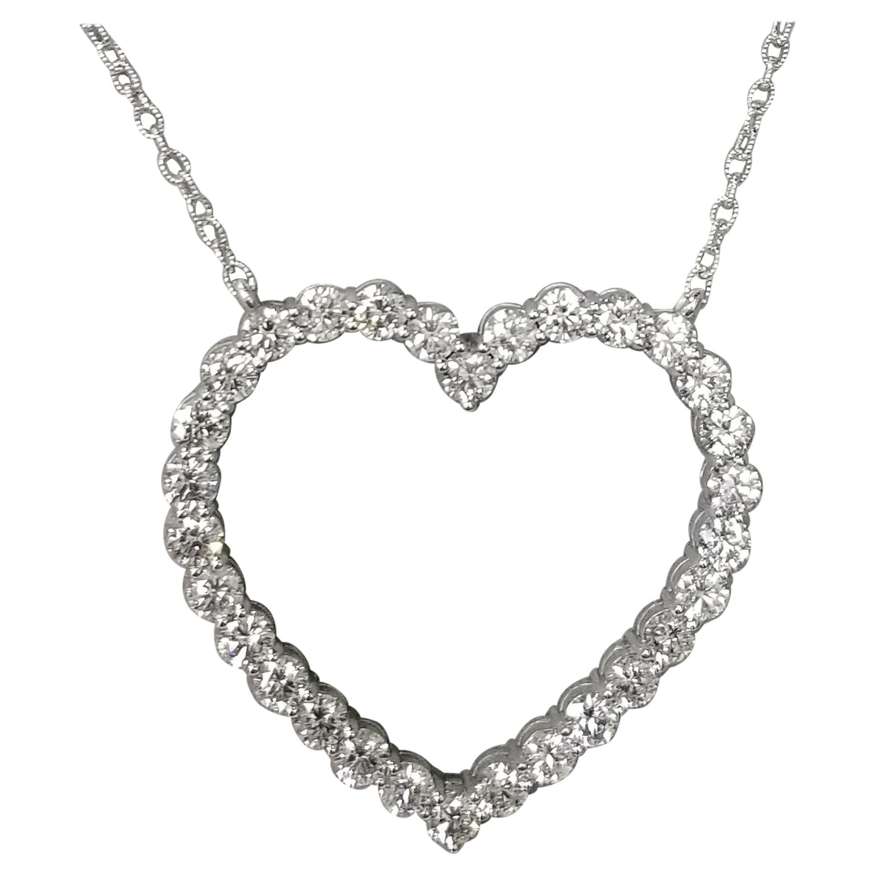 Pendentif cœur en or blanc 14 carats avec diamants et 6,57 carats de diamants en vente