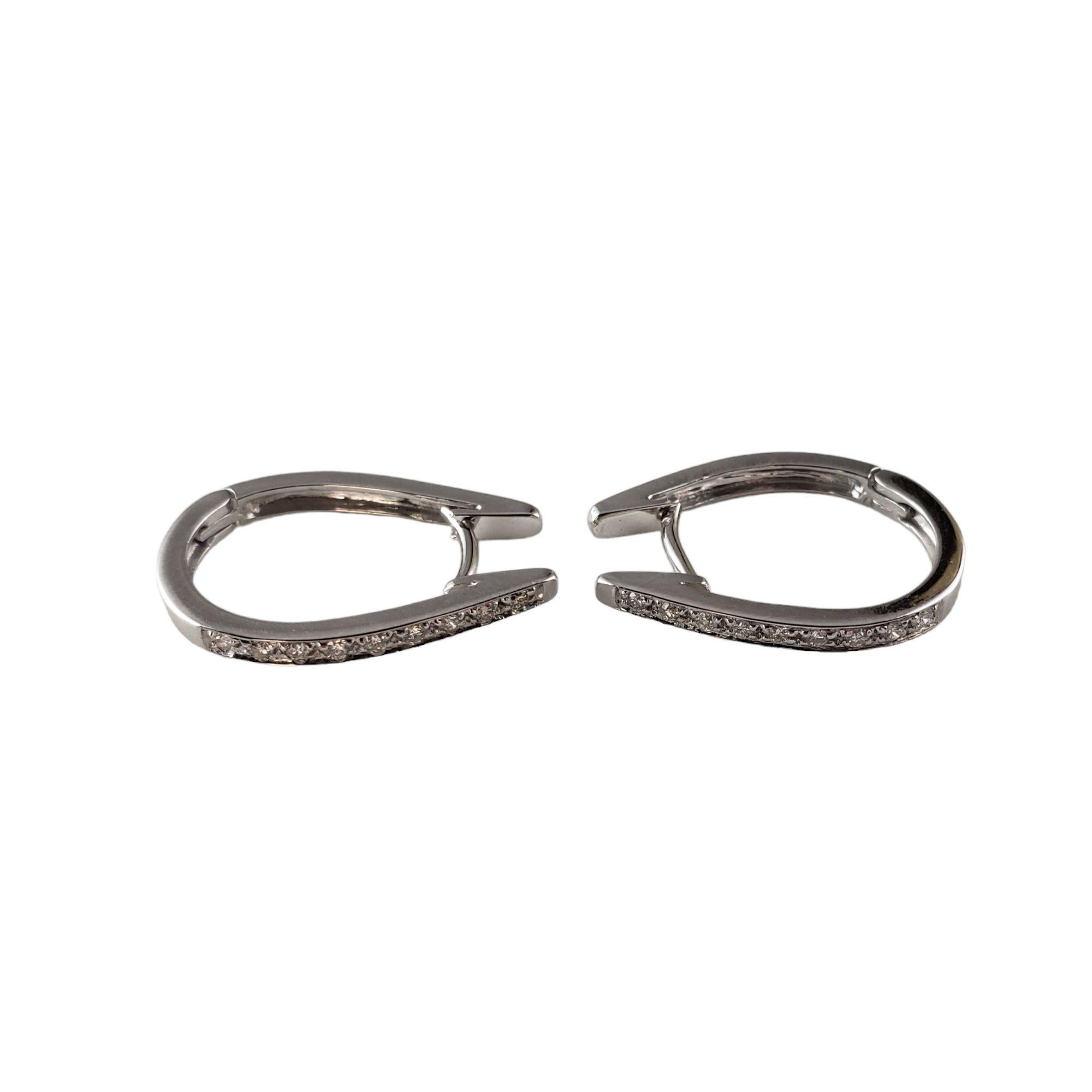 Orecchini a cerchio vintage con diamanti in oro bianco 14 carati.

Questi scintillanti orecchini a cerchio con cerniera presentano ciascuno nove diamanti rotondi taglio brillante incastonati nel classico oro bianco 14K.  Larghezza: 3 mm

Peso totale